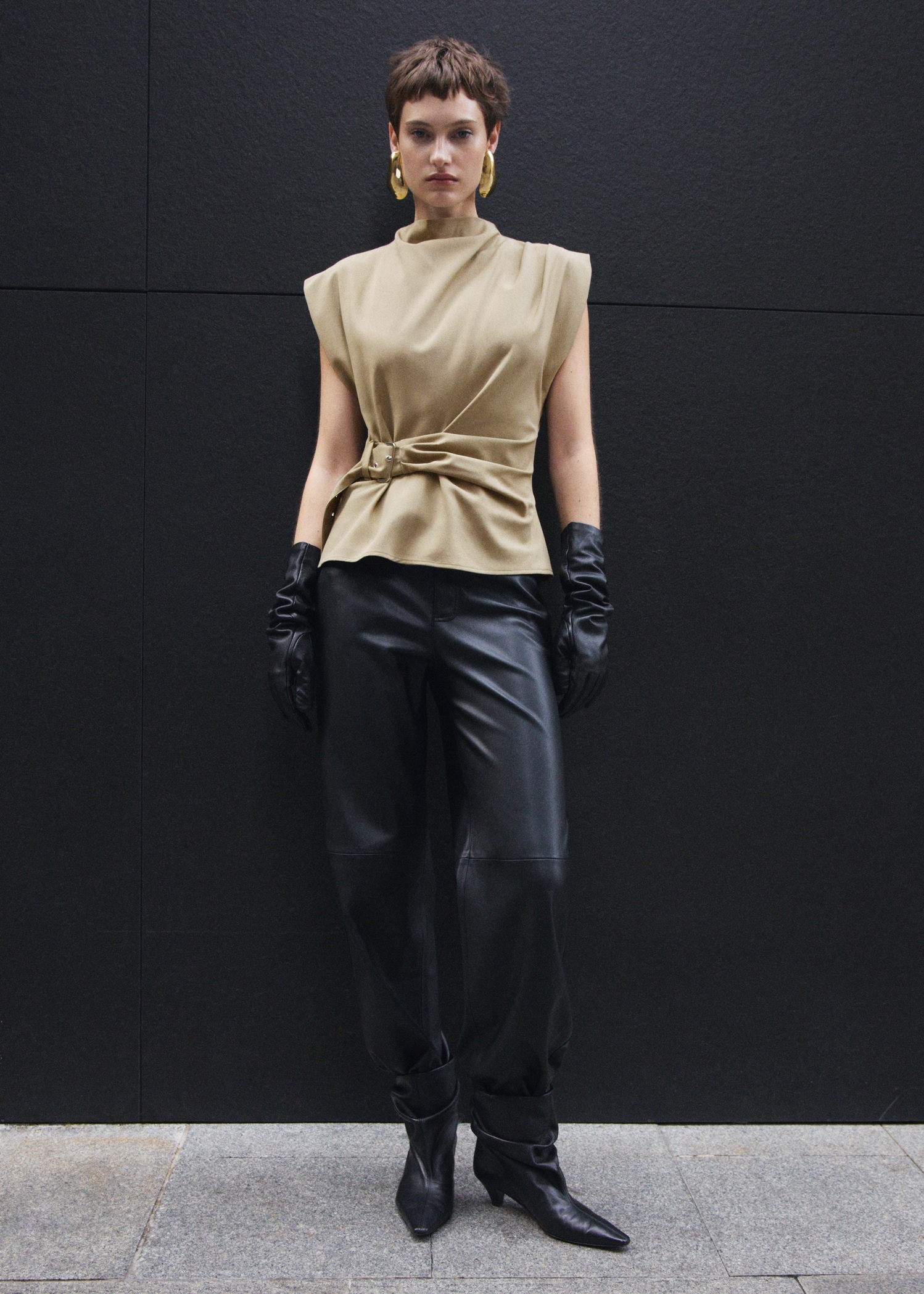 Blouse with shoulder pads and belt - Details of the article 7