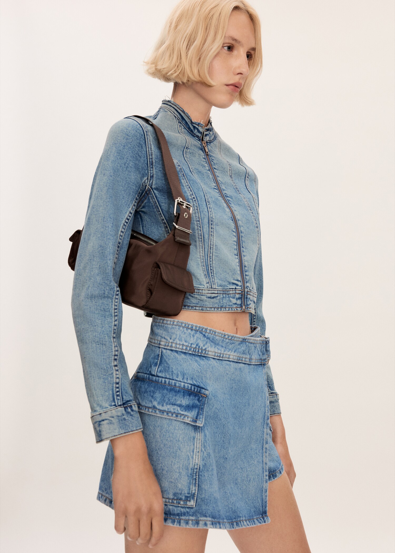 Jupe short en jean - Plan moyen