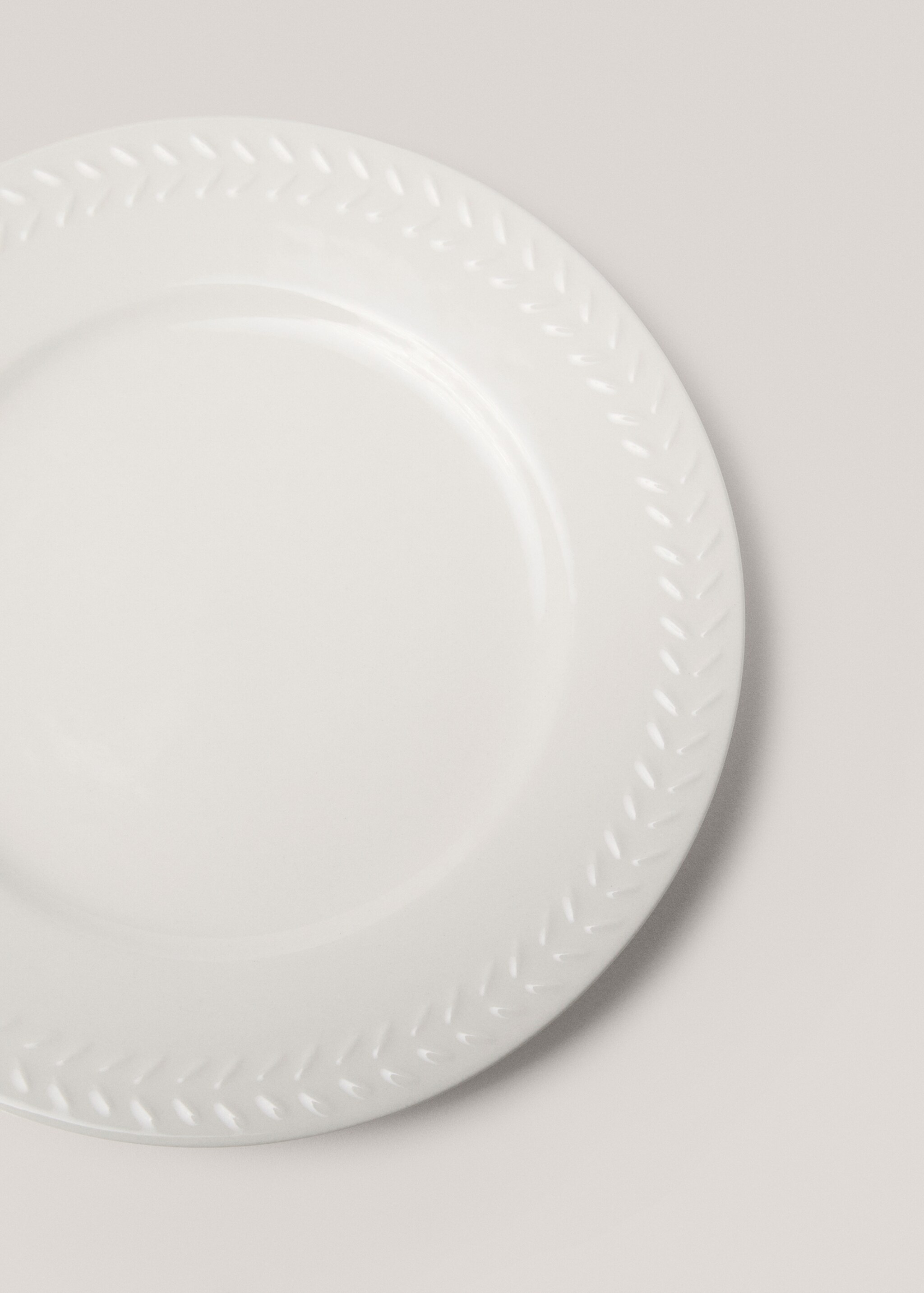Flat stoneware plate with herringbone relief - Details of the article 2