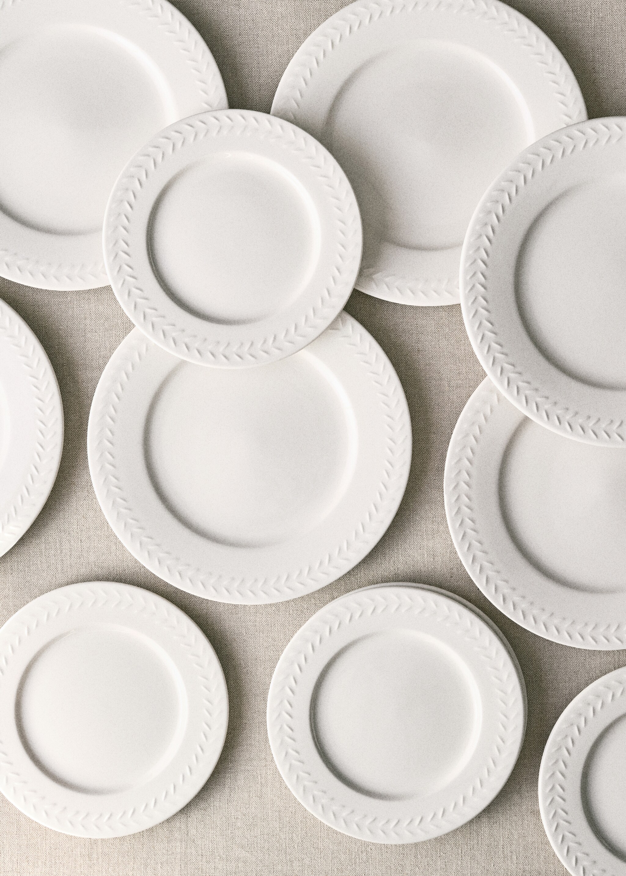Flat stoneware plate with herringbone relief - Details of the article 6