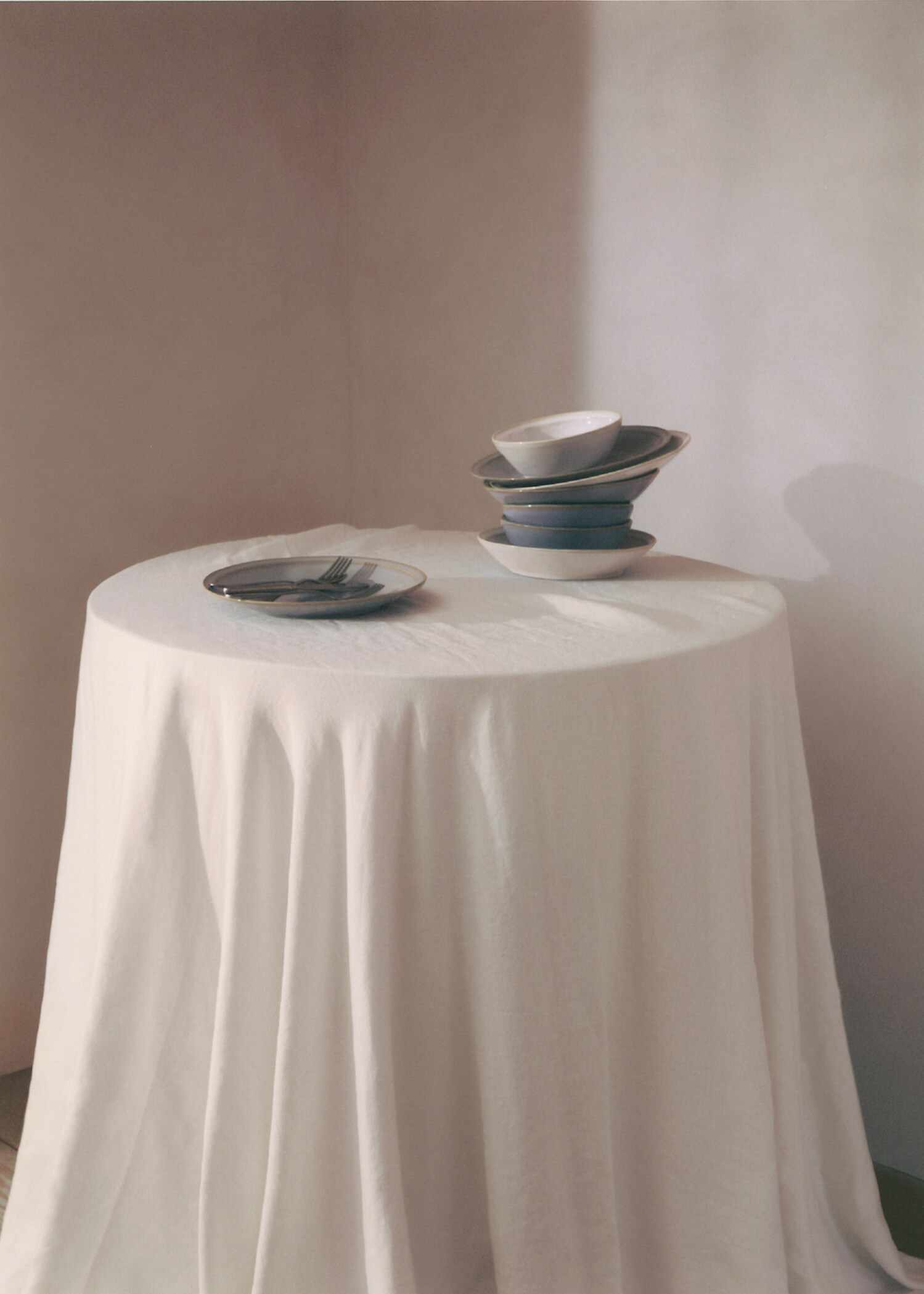 Stoneware bowl with aged rim - Details of the article 6