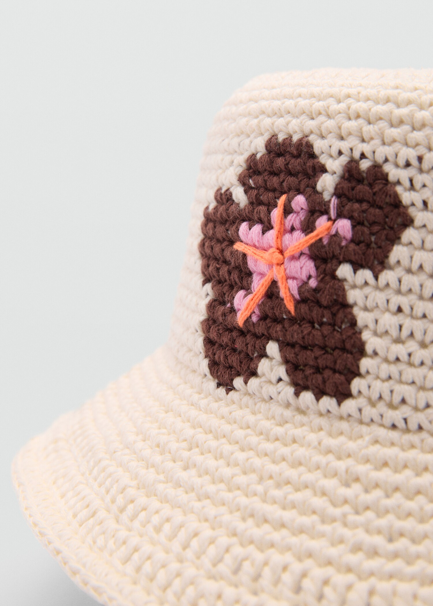Chapeau crochet fleurs - Plan moyen