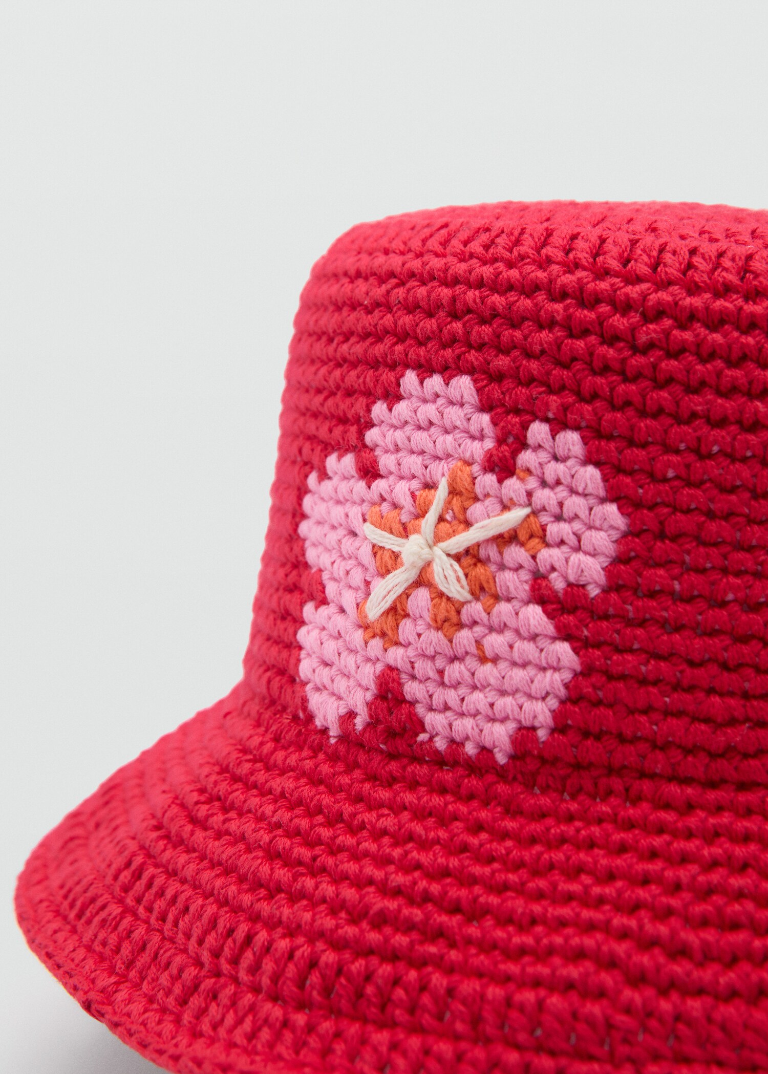 Chapeau crochet fleurs - Plan moyen