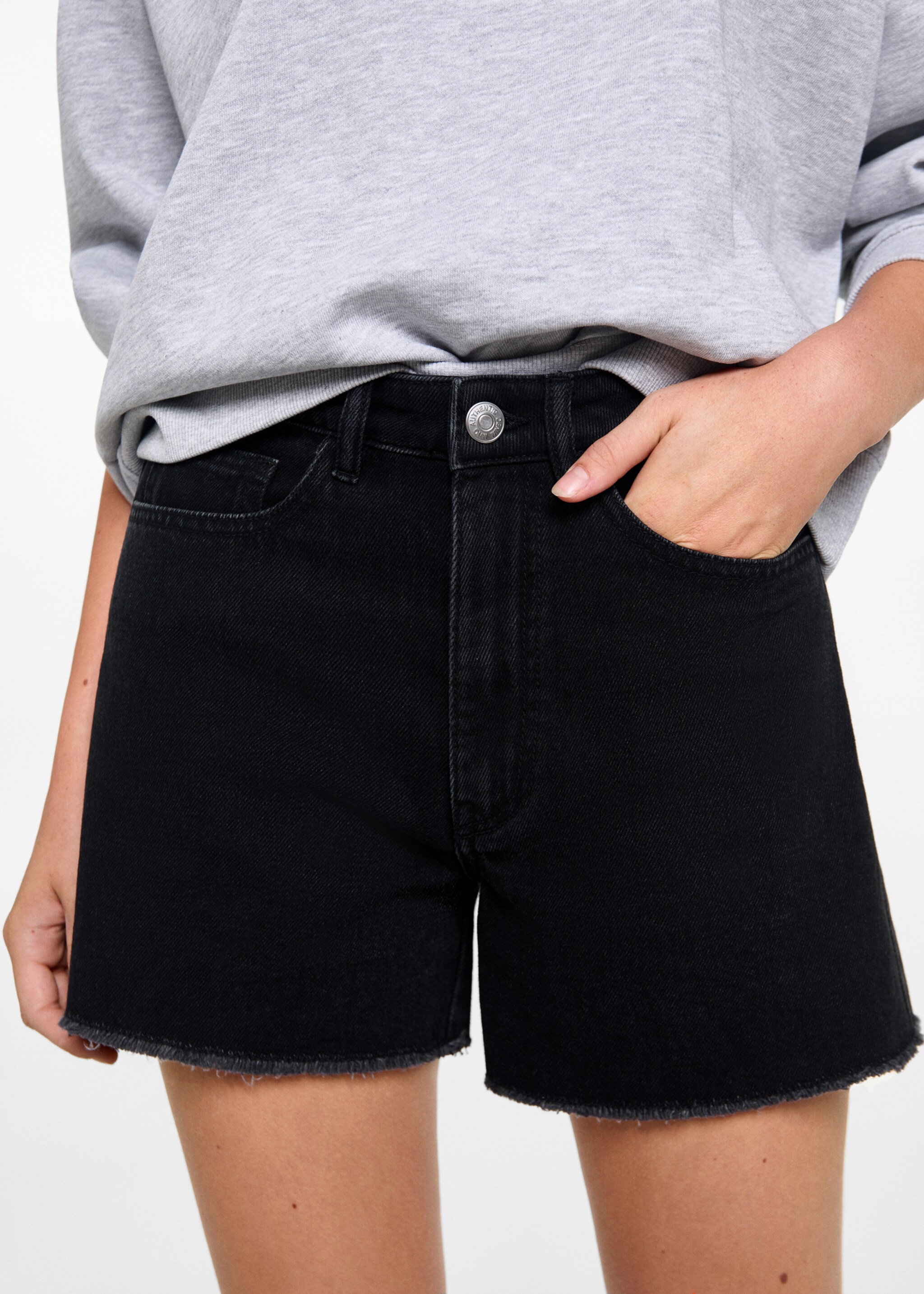 Shorts vaqueros bajo deshilachado - Detalle del artículo 6, Denim negro. Ref: 77090639-00.