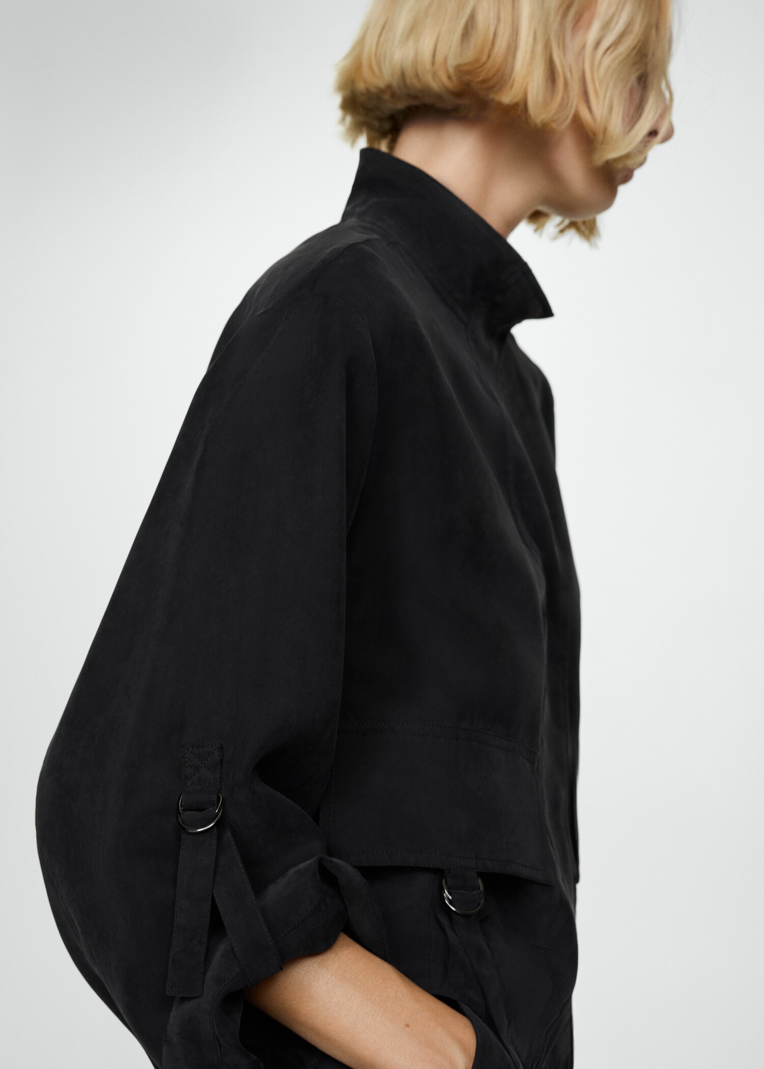 Chaqueta bolsillos hebillas - Plano medio