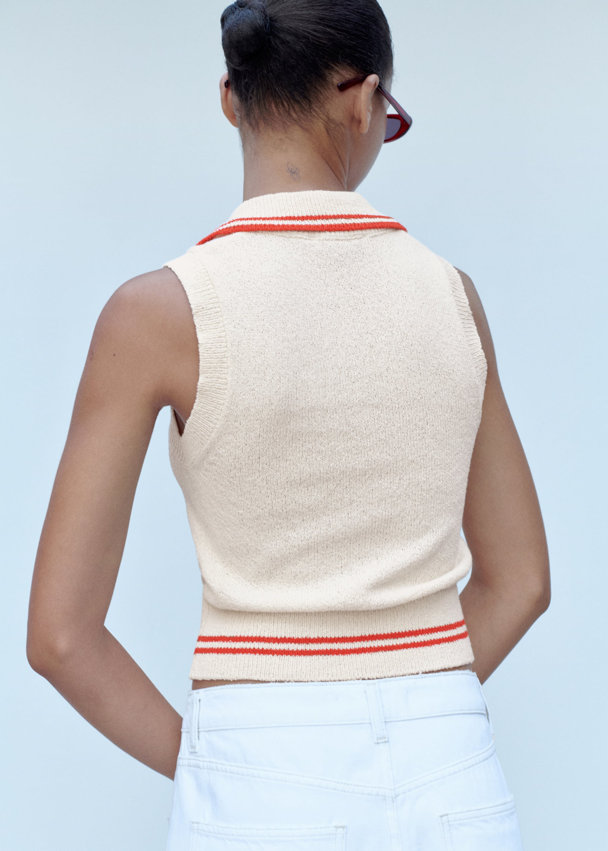 Striped knitted vest - Reverse of the article, Ecru. Ref: 77092916-00.