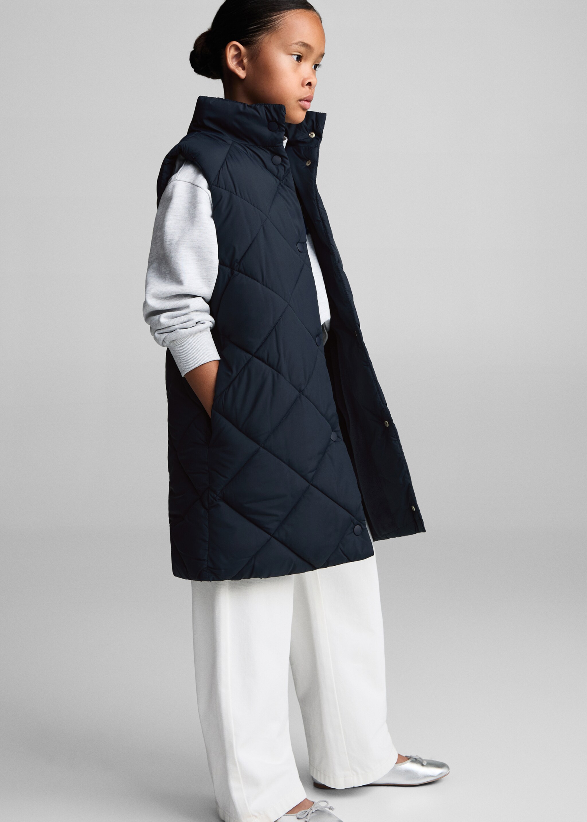 Gilet matelassé long - Détail de l'article 2, Bleu marine foncé. Ref: 77093266-00.