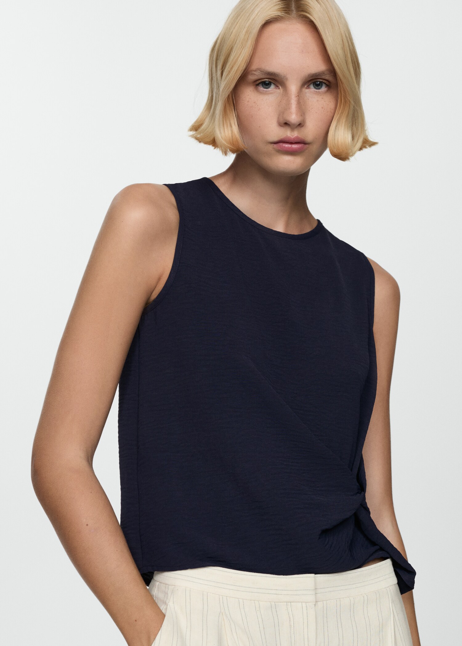 Textured top with knot detail - Details of the article 2