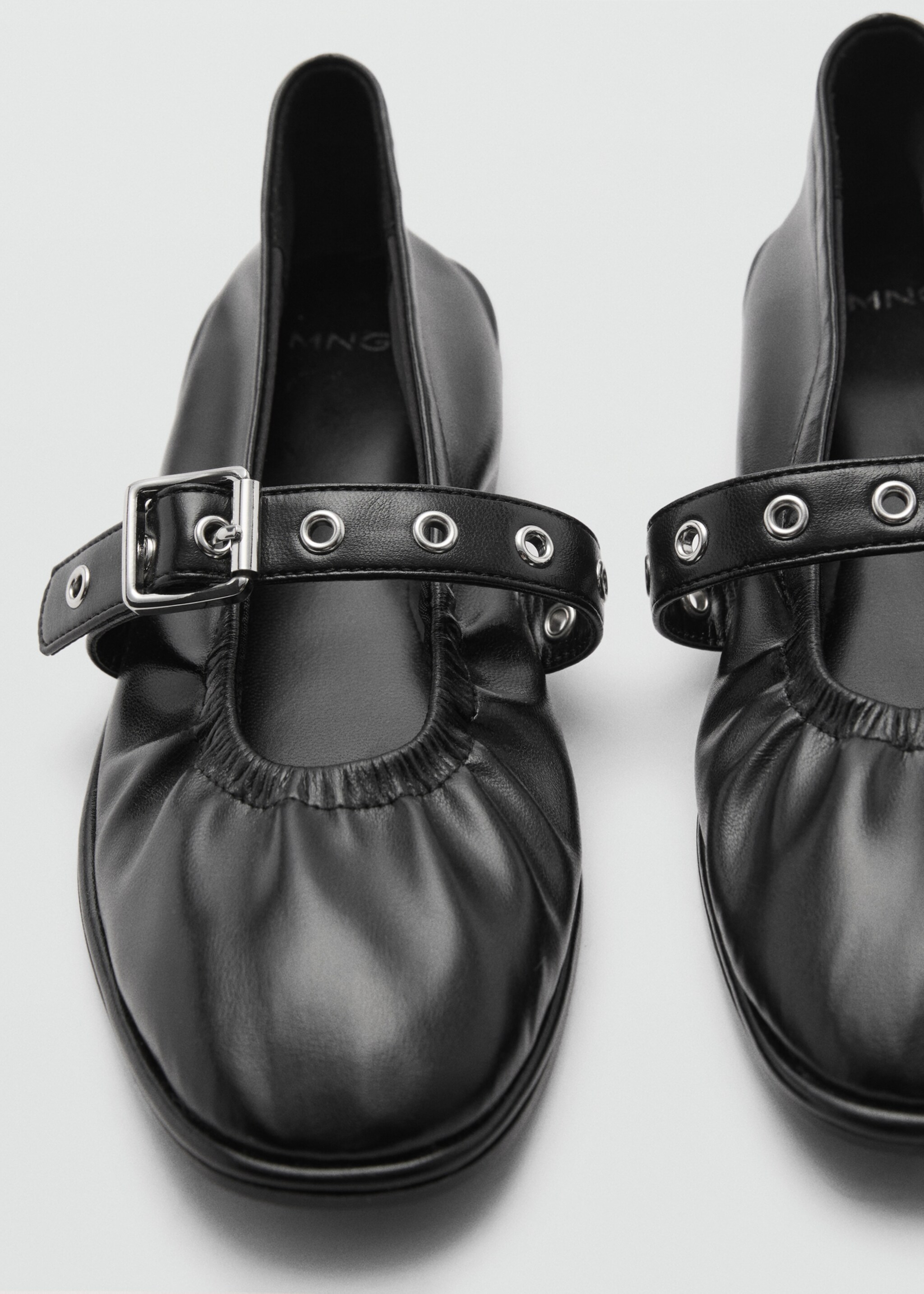 Sepatu flat ballet ujung bulat dengan gesper - Rincian barang 2