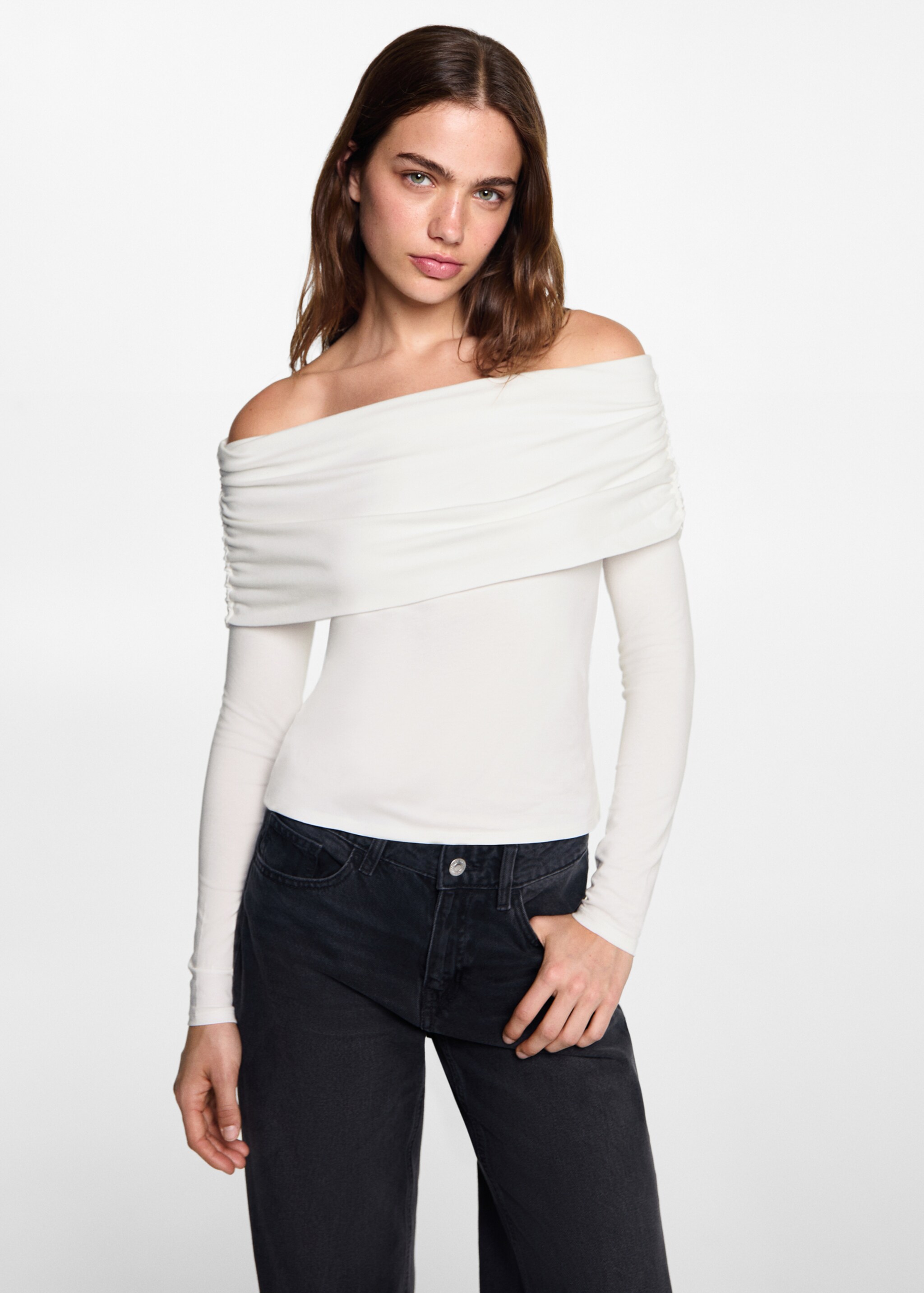 Camiseta off-shoulder - Plano medio