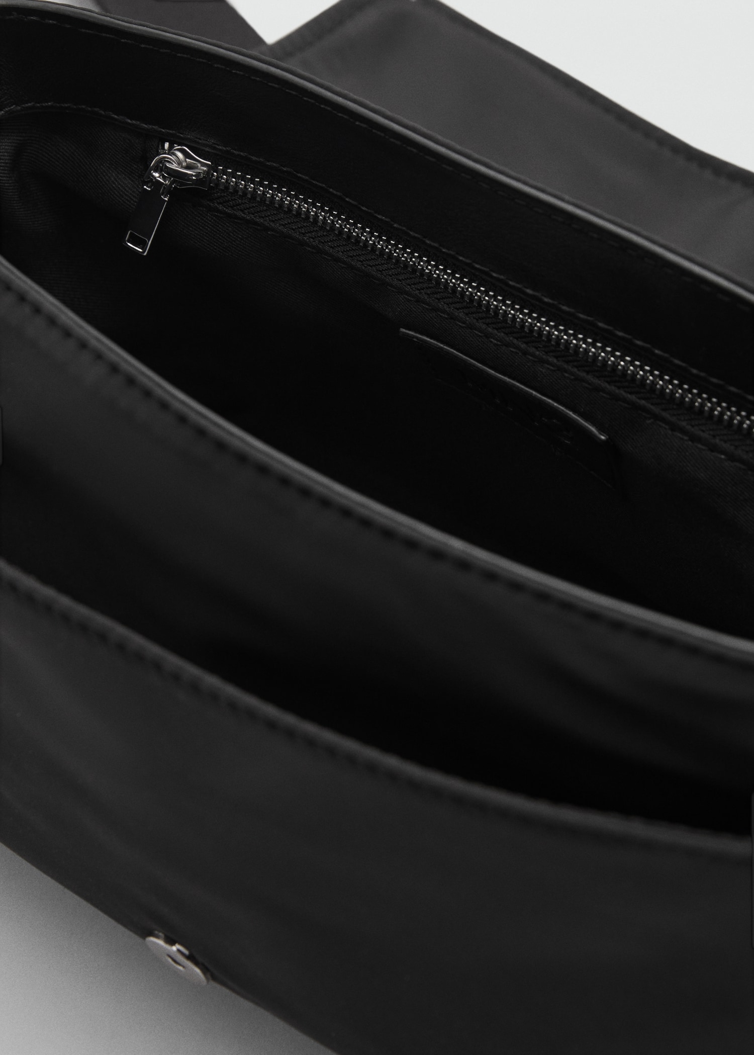 Shoulder bag with buckle - Details of the article 3