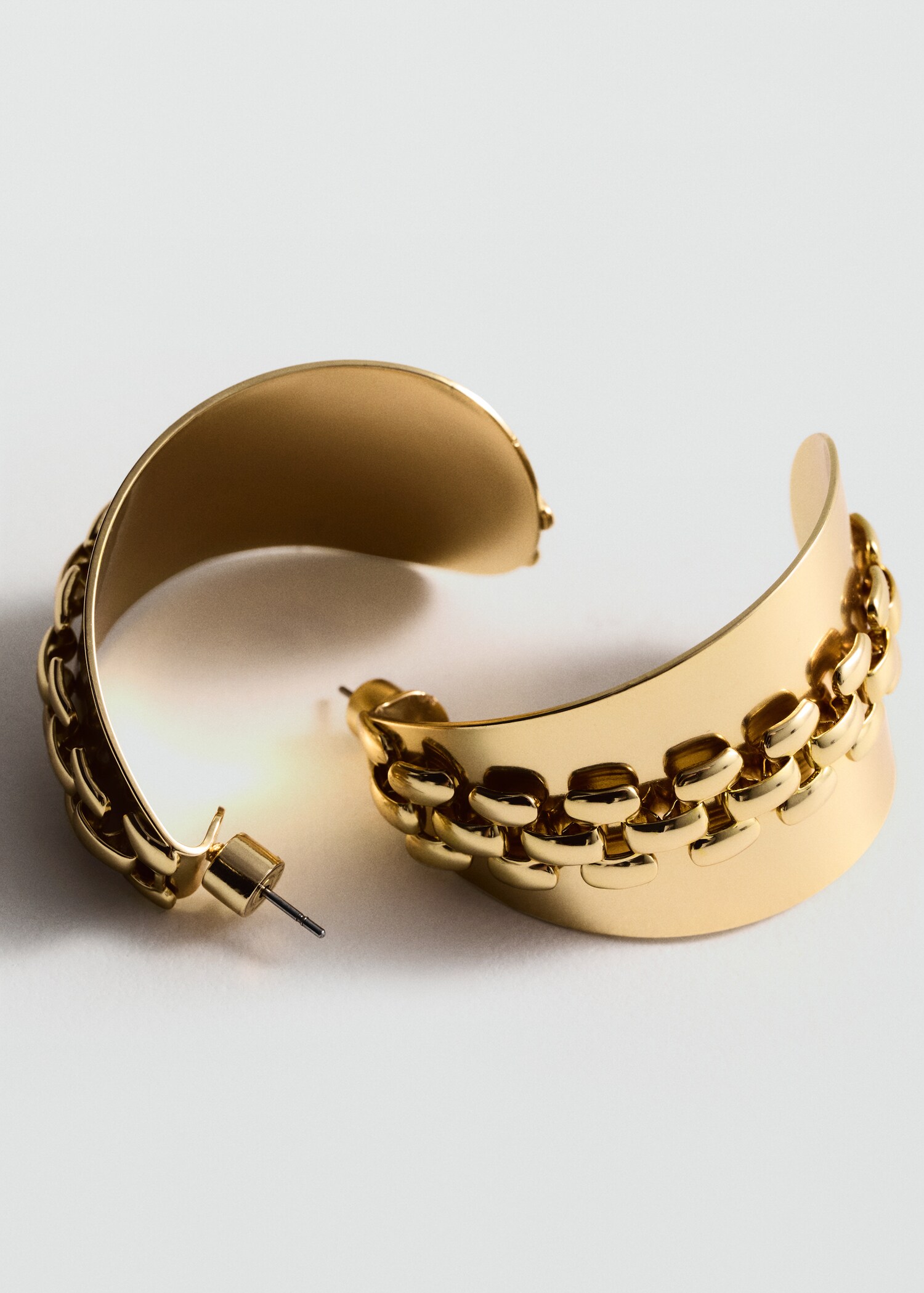 Embossed link earrings - Средний план