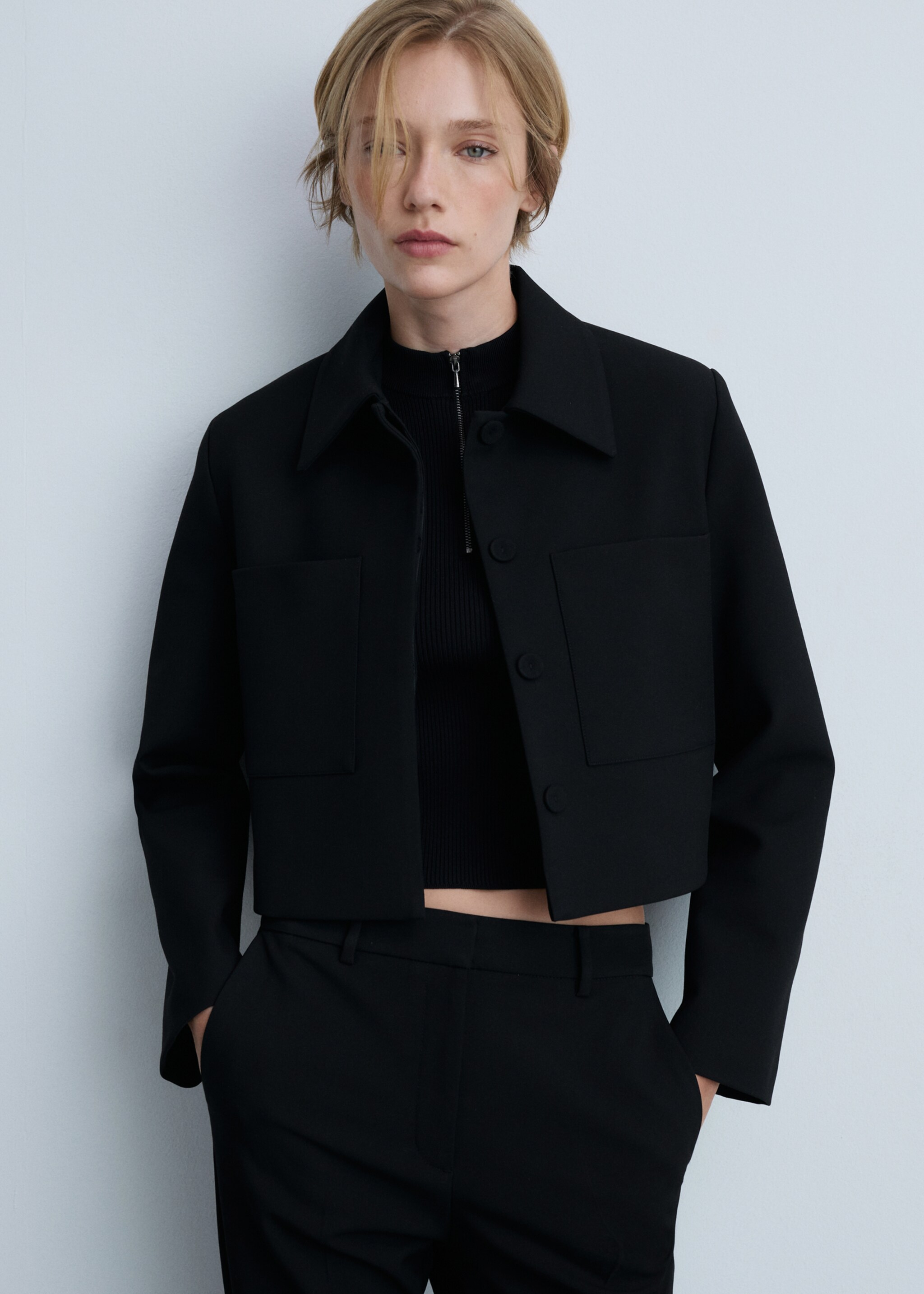 Chaqueta crop bolsillos - Plano medio