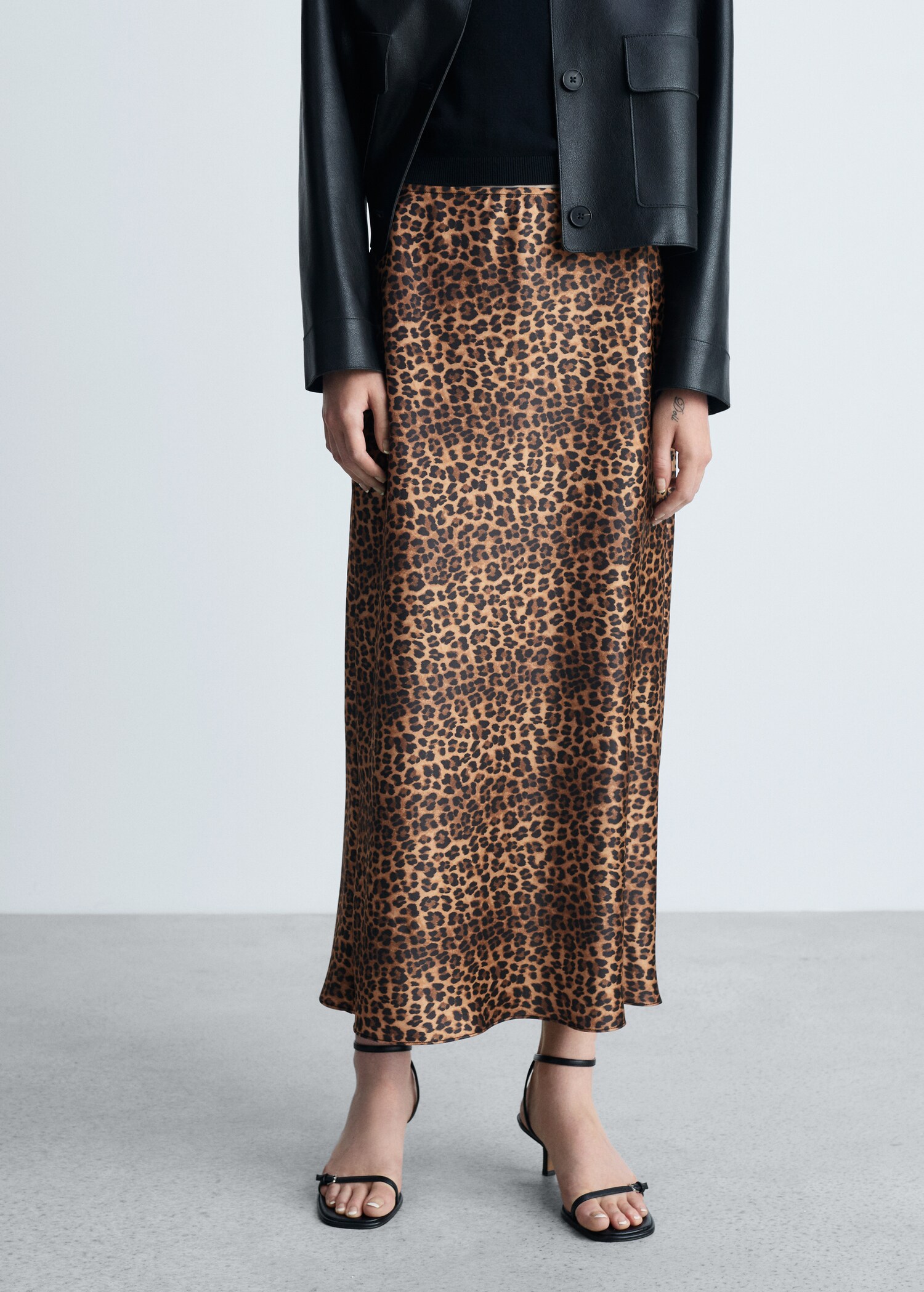 Falda satinada leopardo - Plano medio