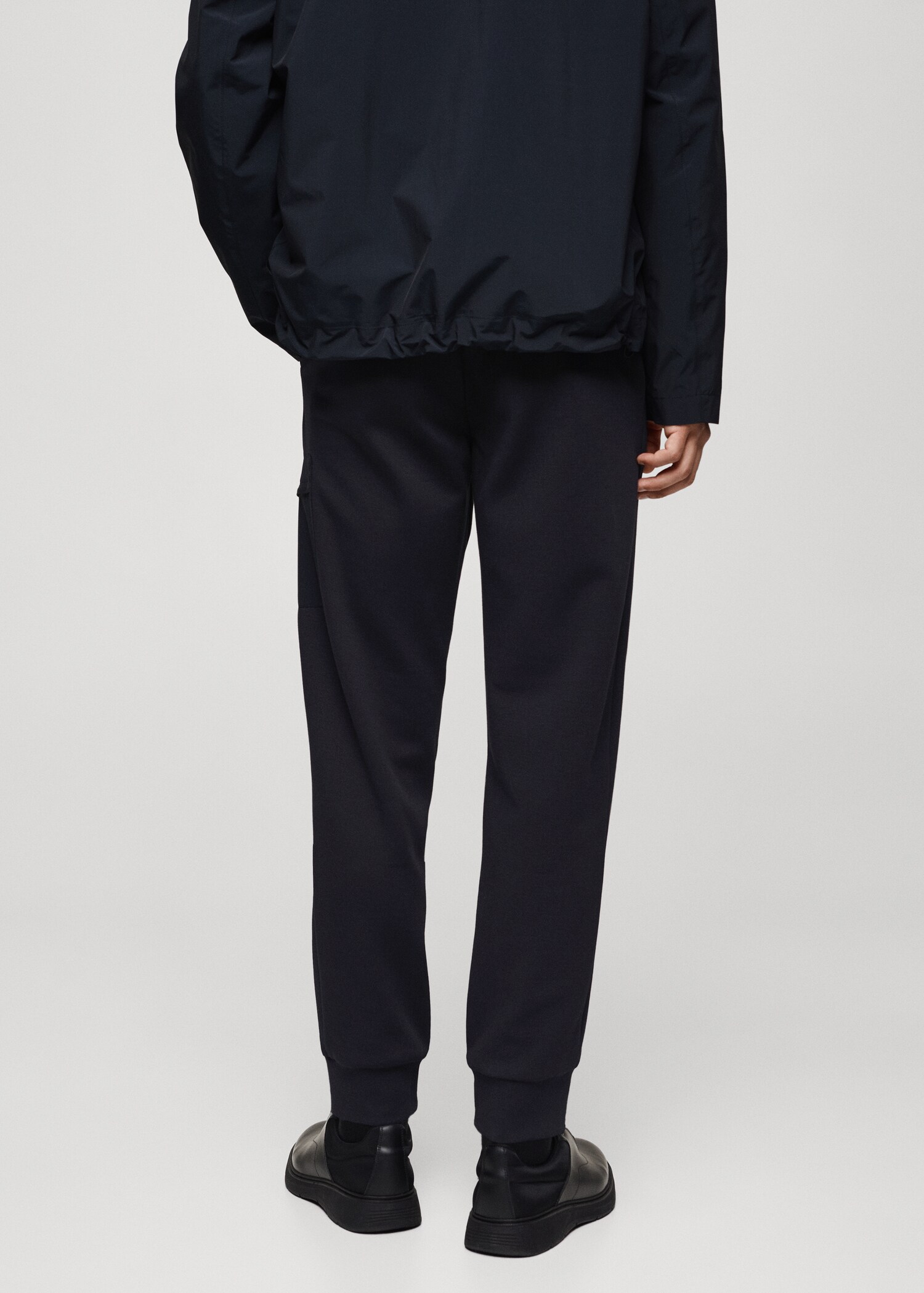 Pantalón jogger estructura tecnología antiolor - Reverso del artículo