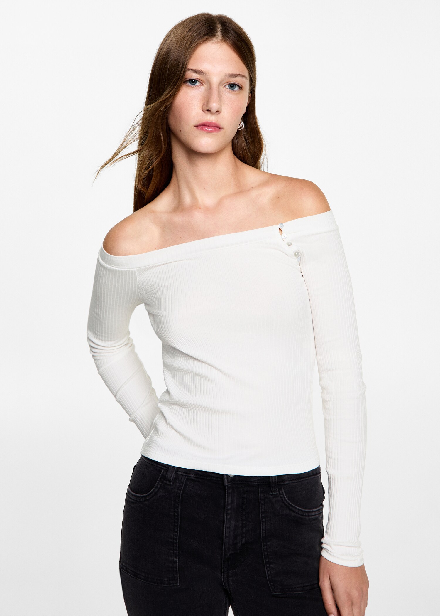 T-shirt épaules dénudées - Plan moyen