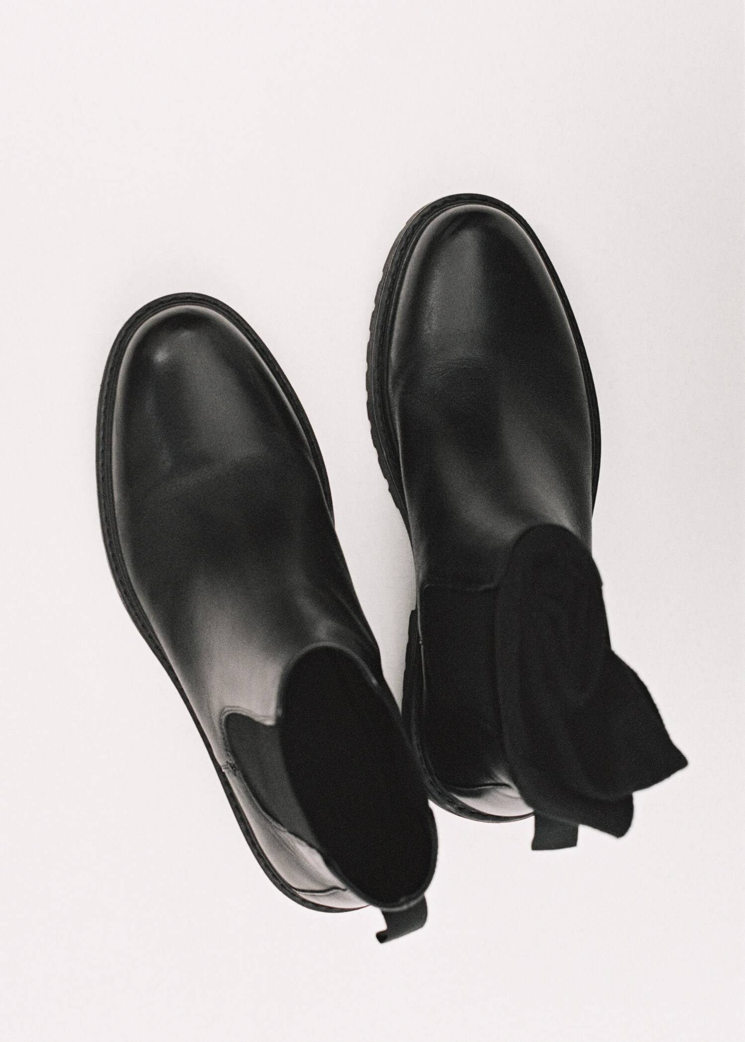Chelsea leather ankle boots with track sole - Details of the article 5