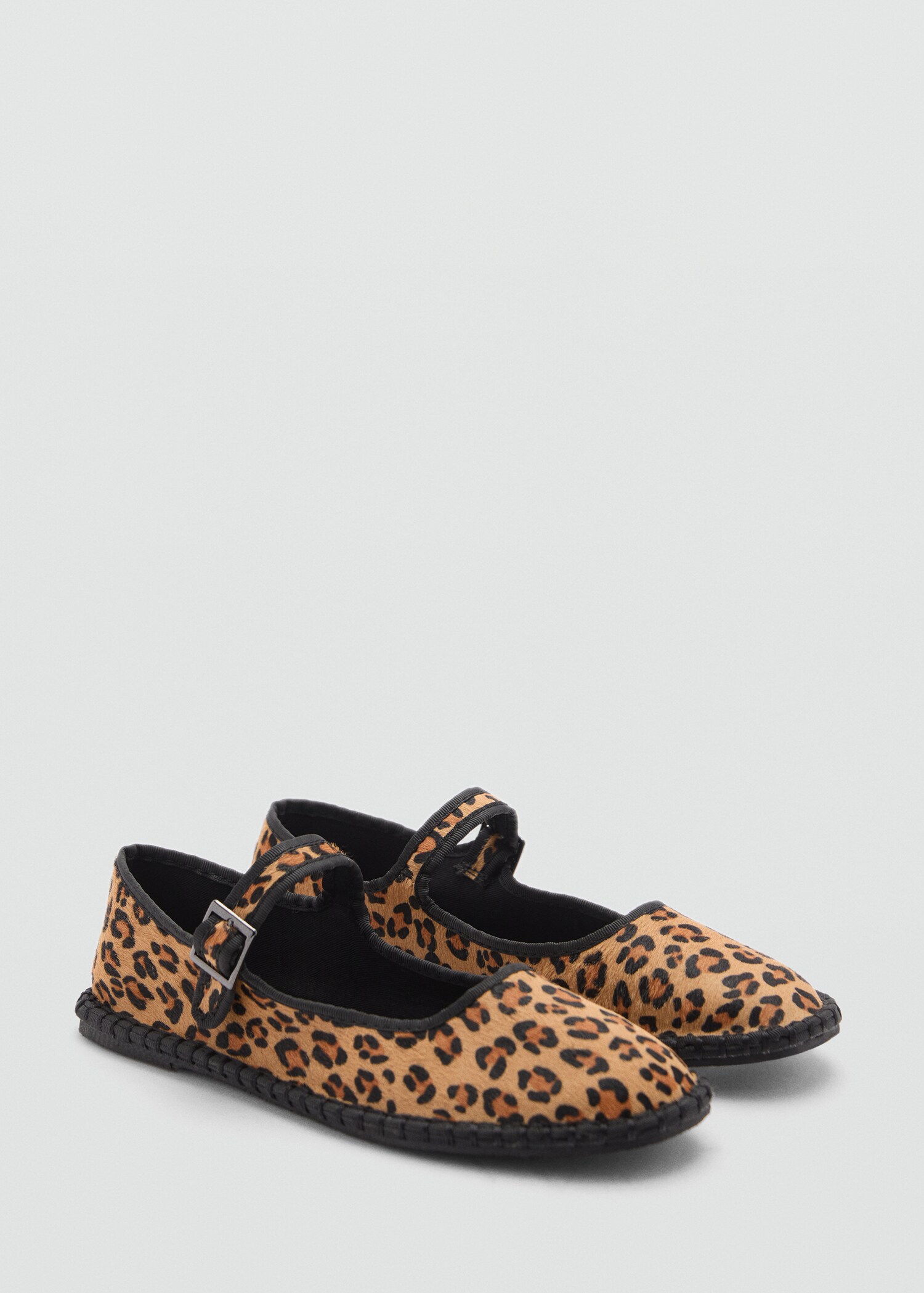 Bailarinas piel leopardo - Plano medio