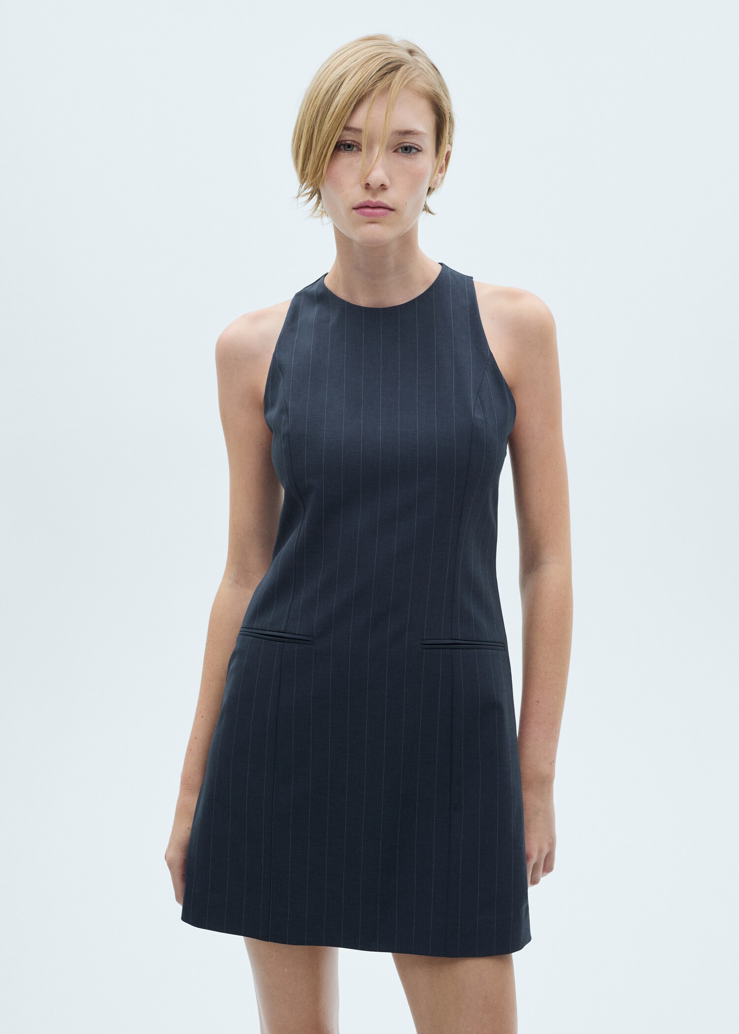 Robe courte fines rayures - Plan moyen