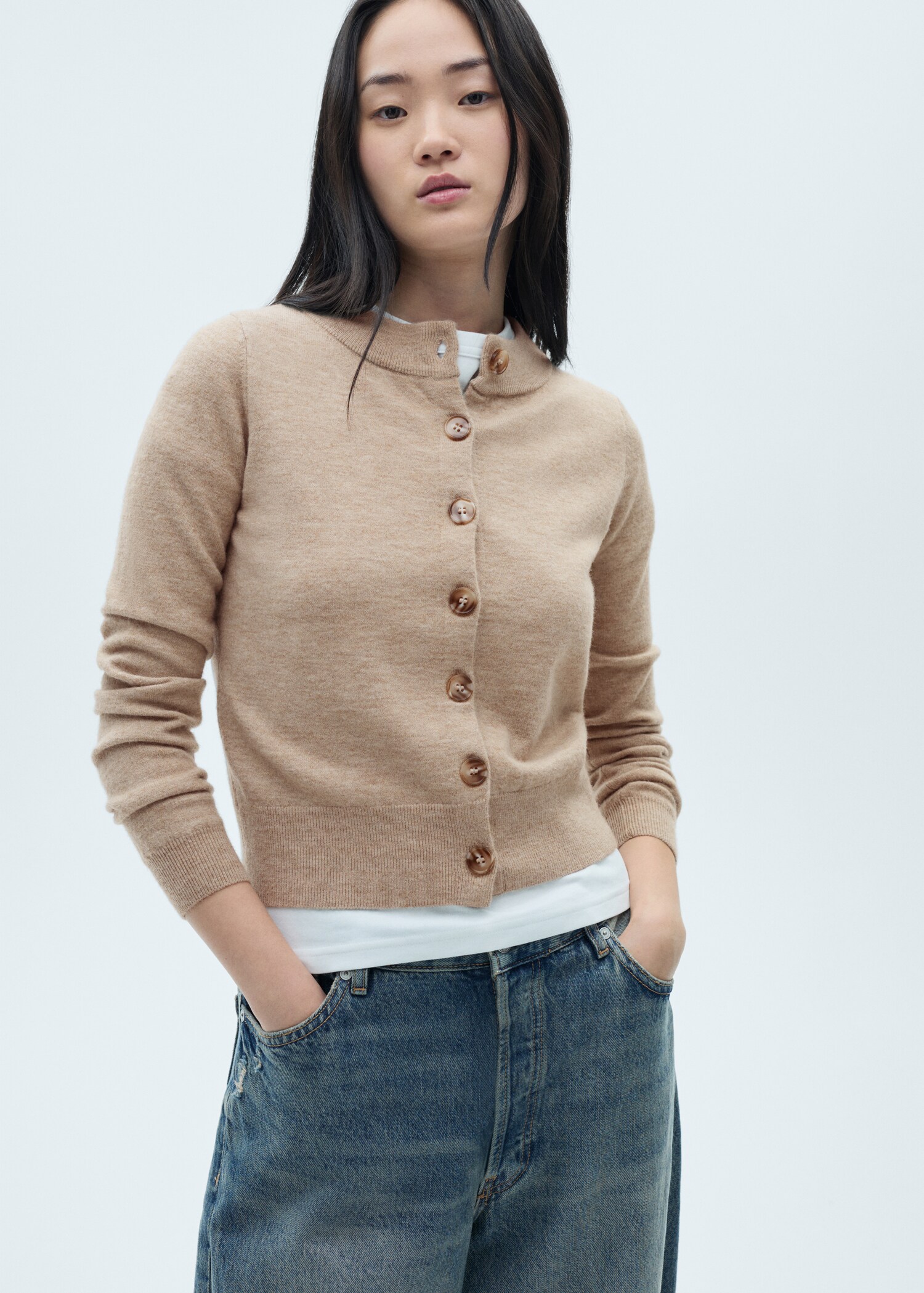 Round-neck buttoned cardigan - Medium plane