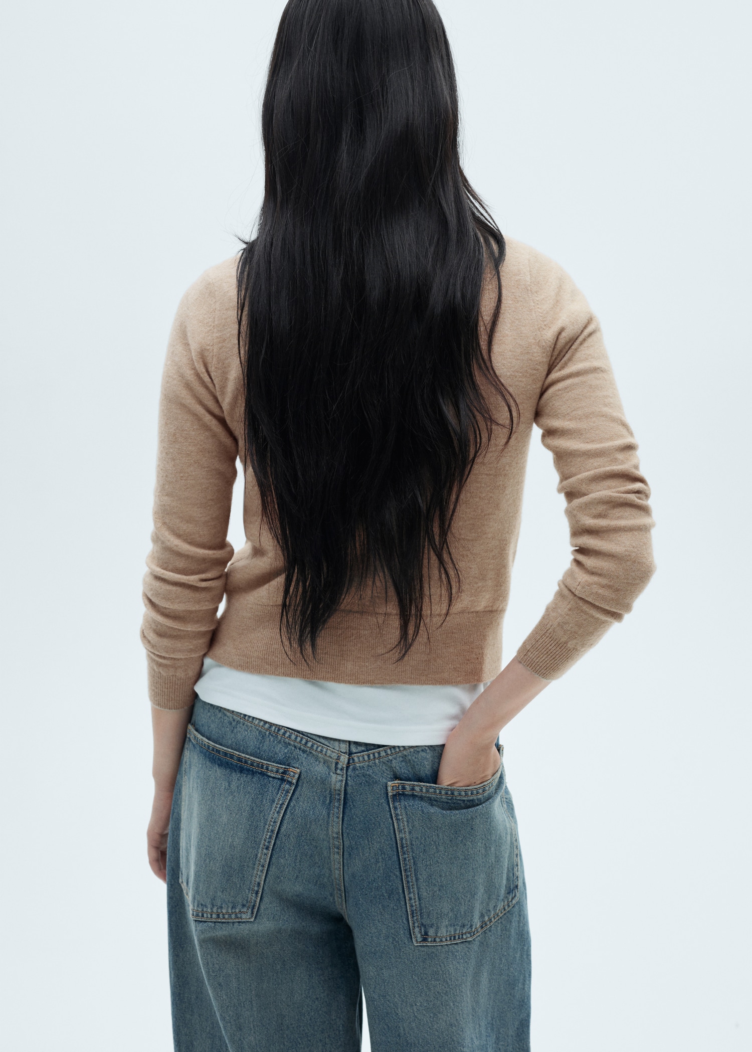 Round-neck buttoned cardigan - Reverse of the article