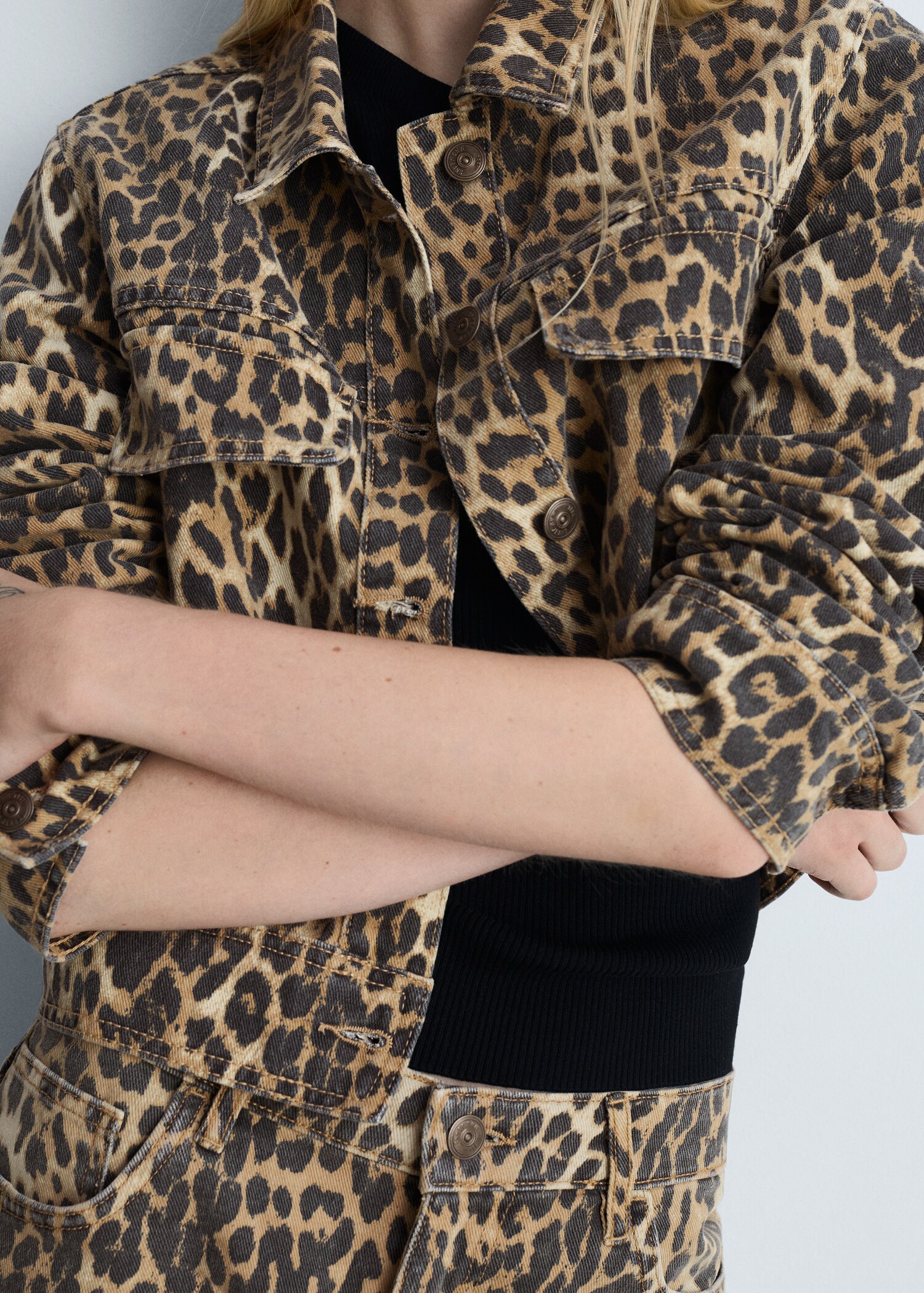 Cazadora vaquera leopardo - Plano medio