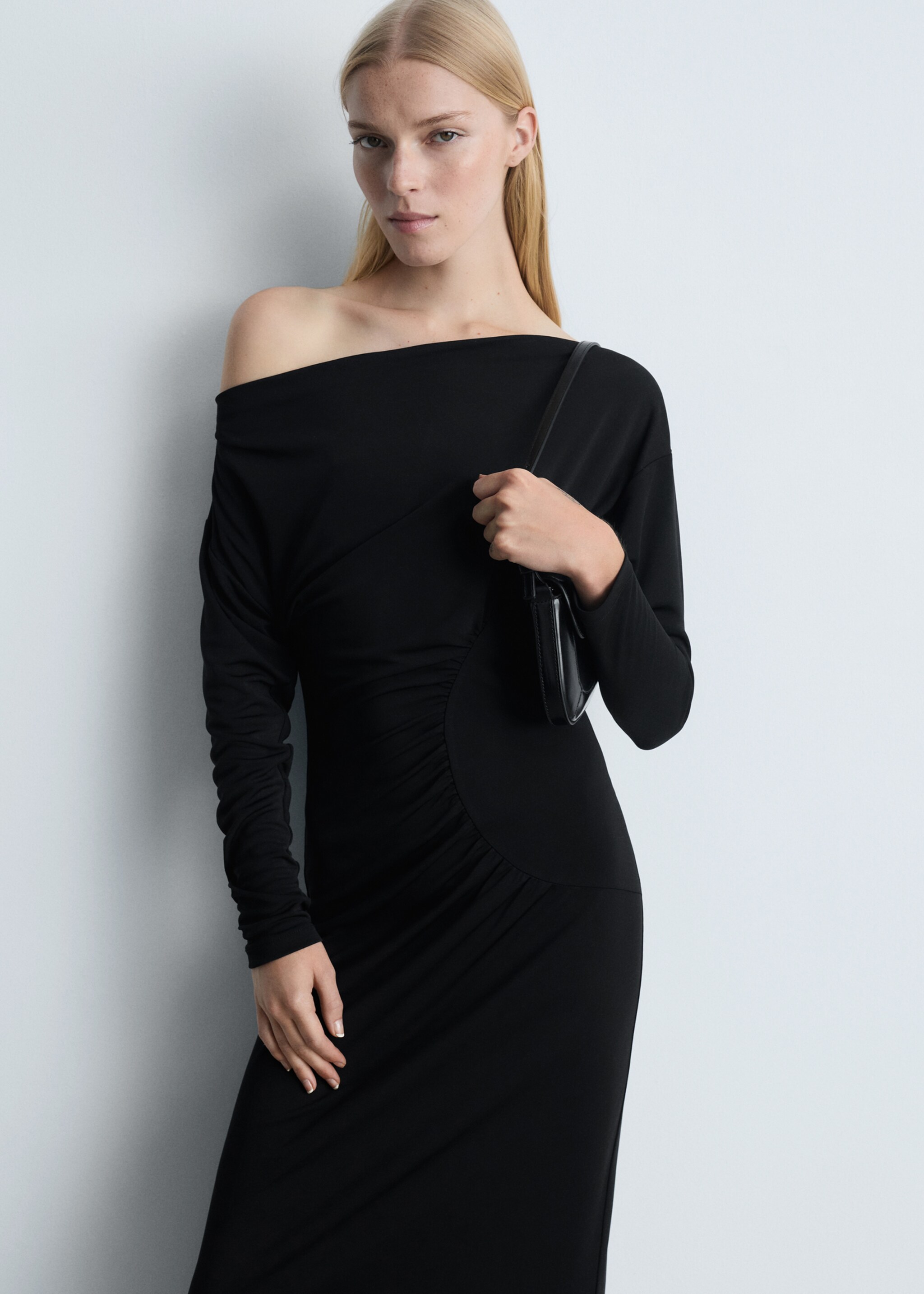 Off-the-shoulder ruffled dress - Halvtotal bildeutsnitt