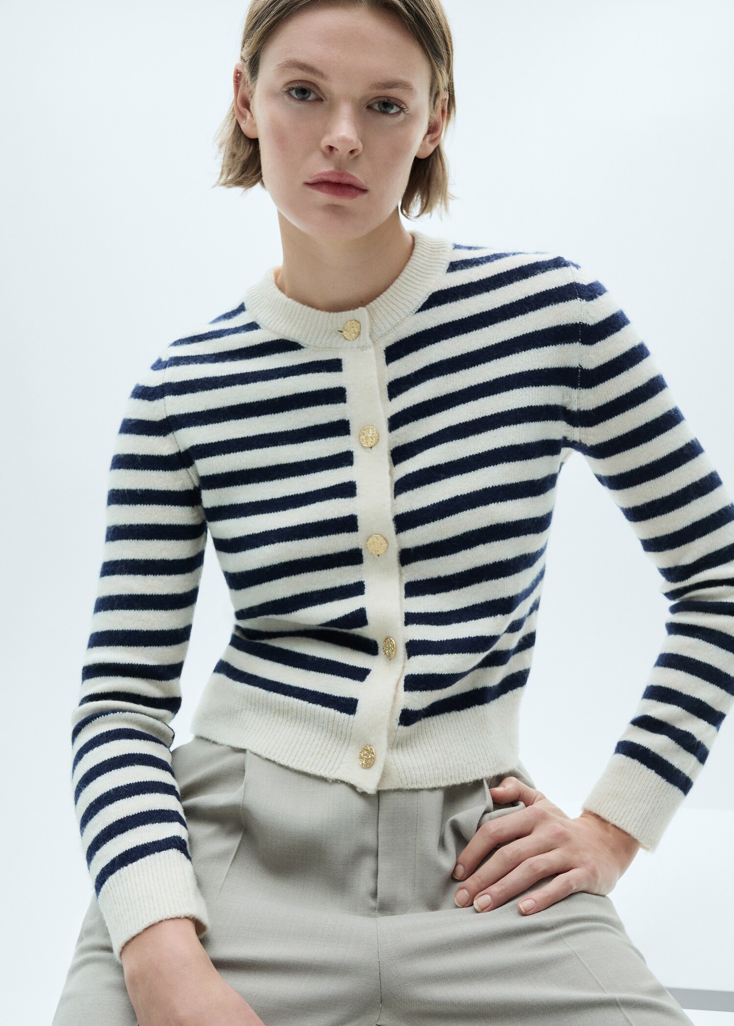 Knitted cardigan with jewel button - Medium plane