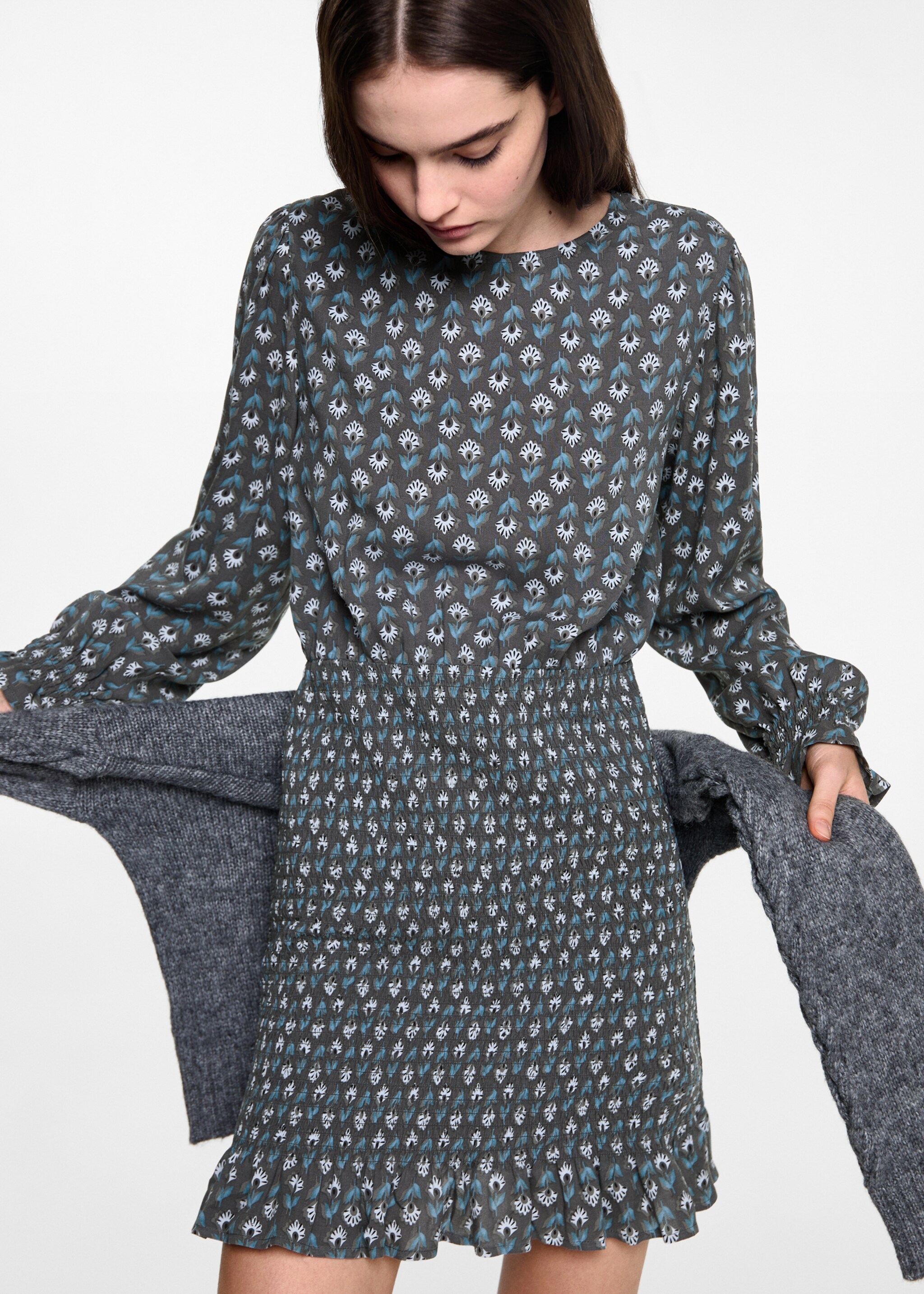 Vestido estampado detalle fruncido - Plano medio, Gris antracita. Ref: 77097701-00.