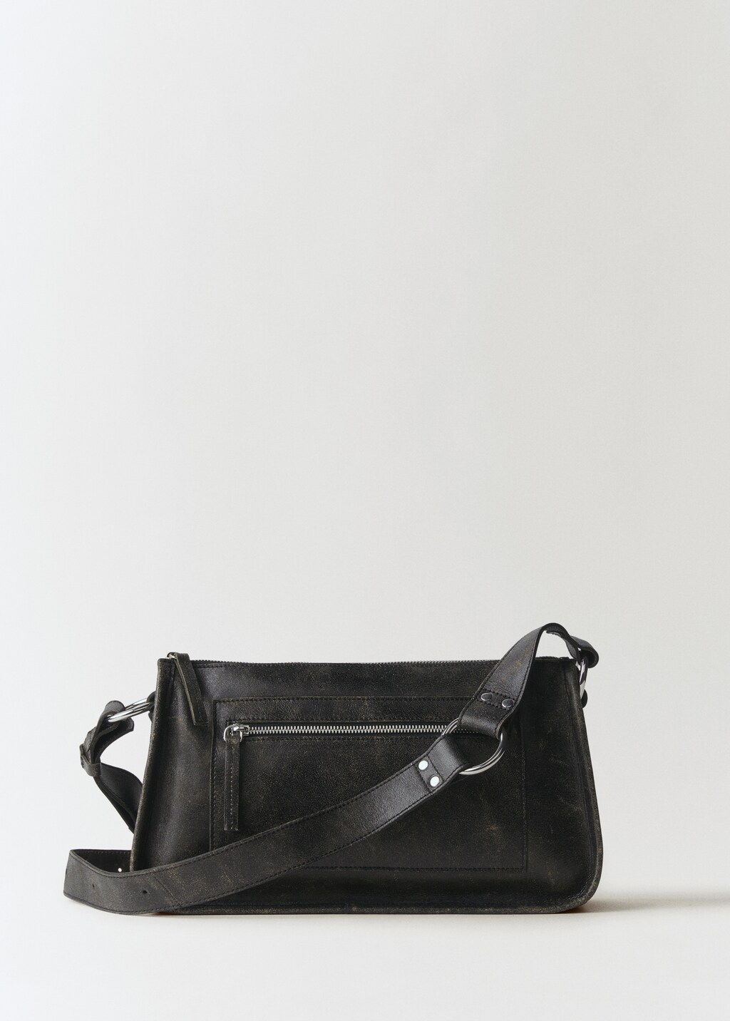 Leather bag with metallic details