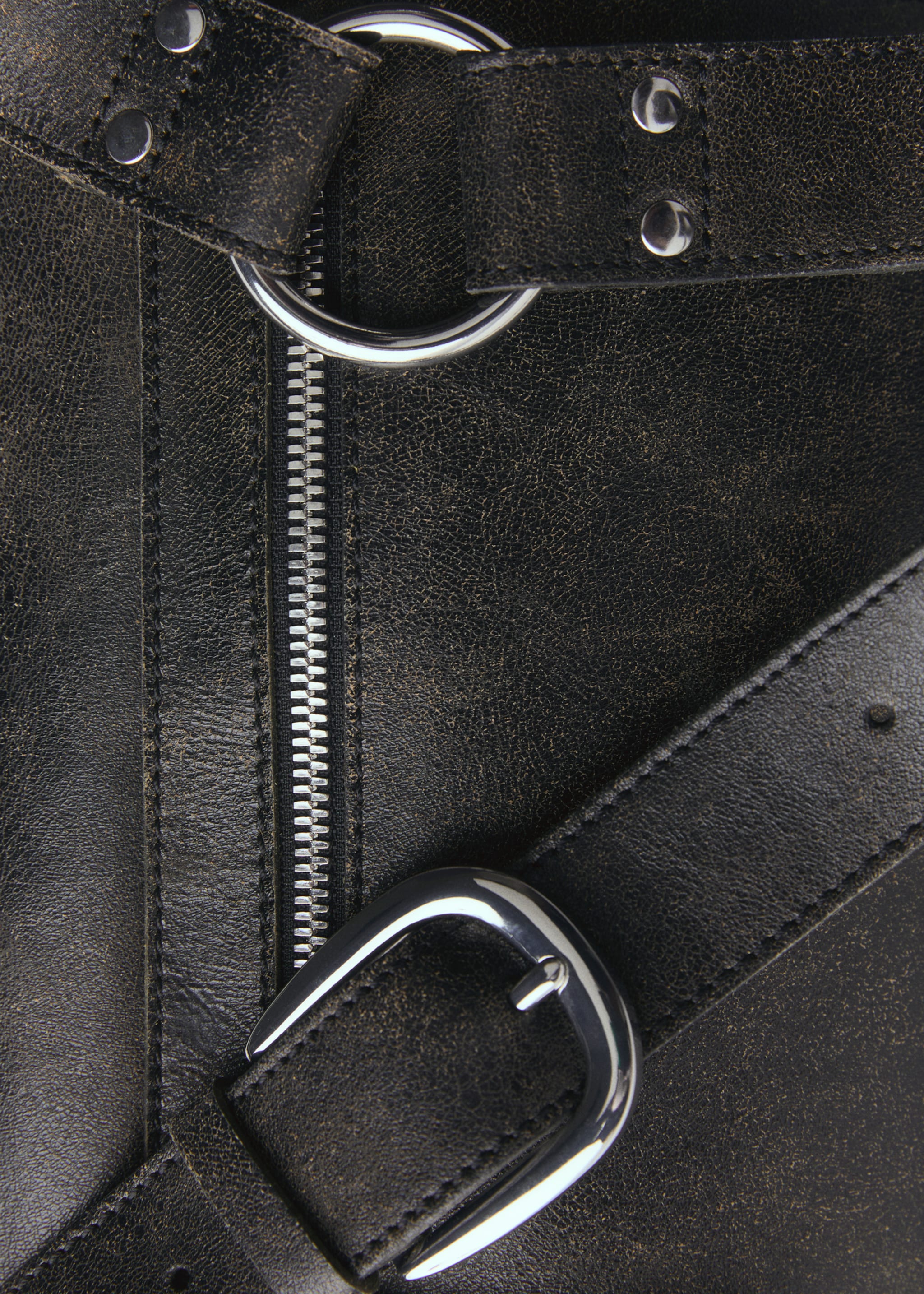 Bolso piel detalles metálicos - Detalle del artículo 2, Marrón. Ref: 77097704-00.