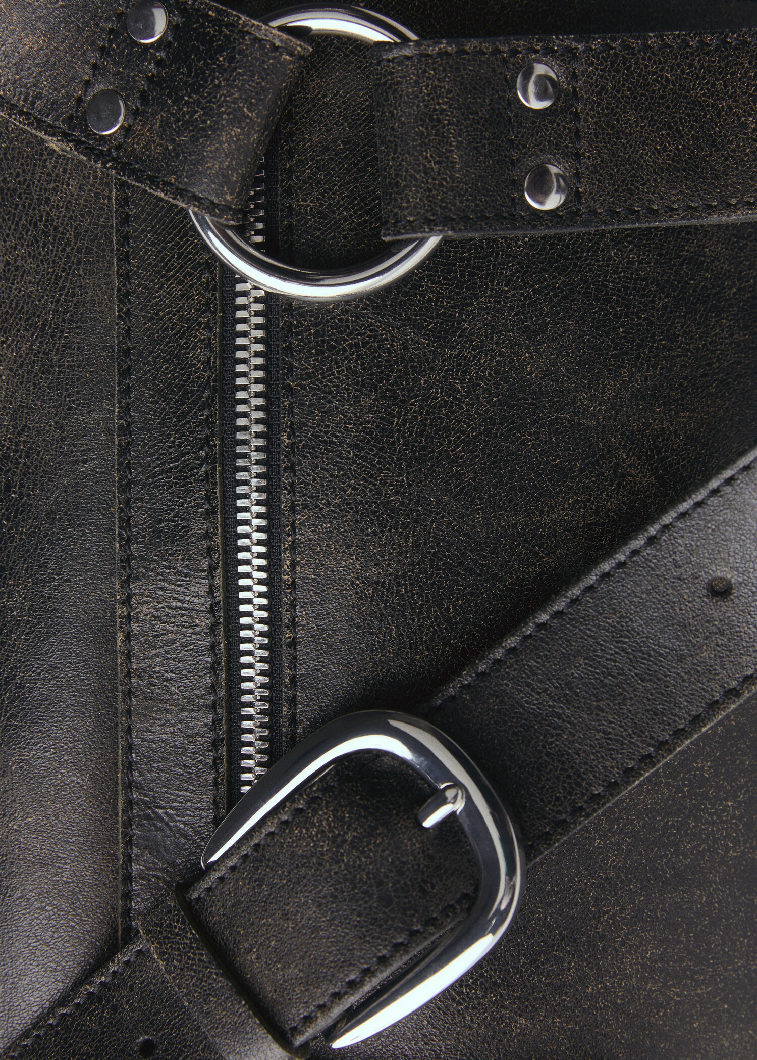 Leather bag with metallic details - Details of the article 2