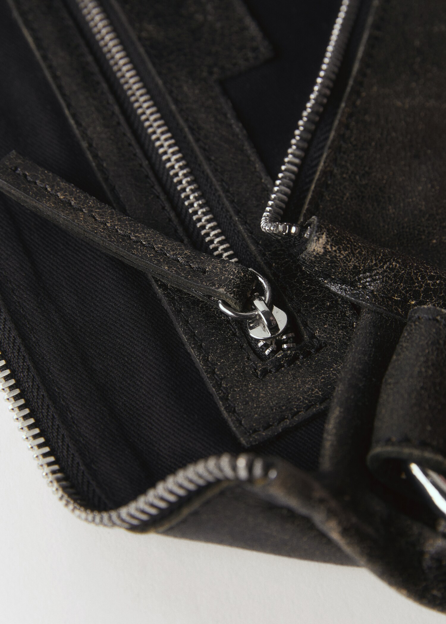 Leather bag with metallic details - Details of the article 3