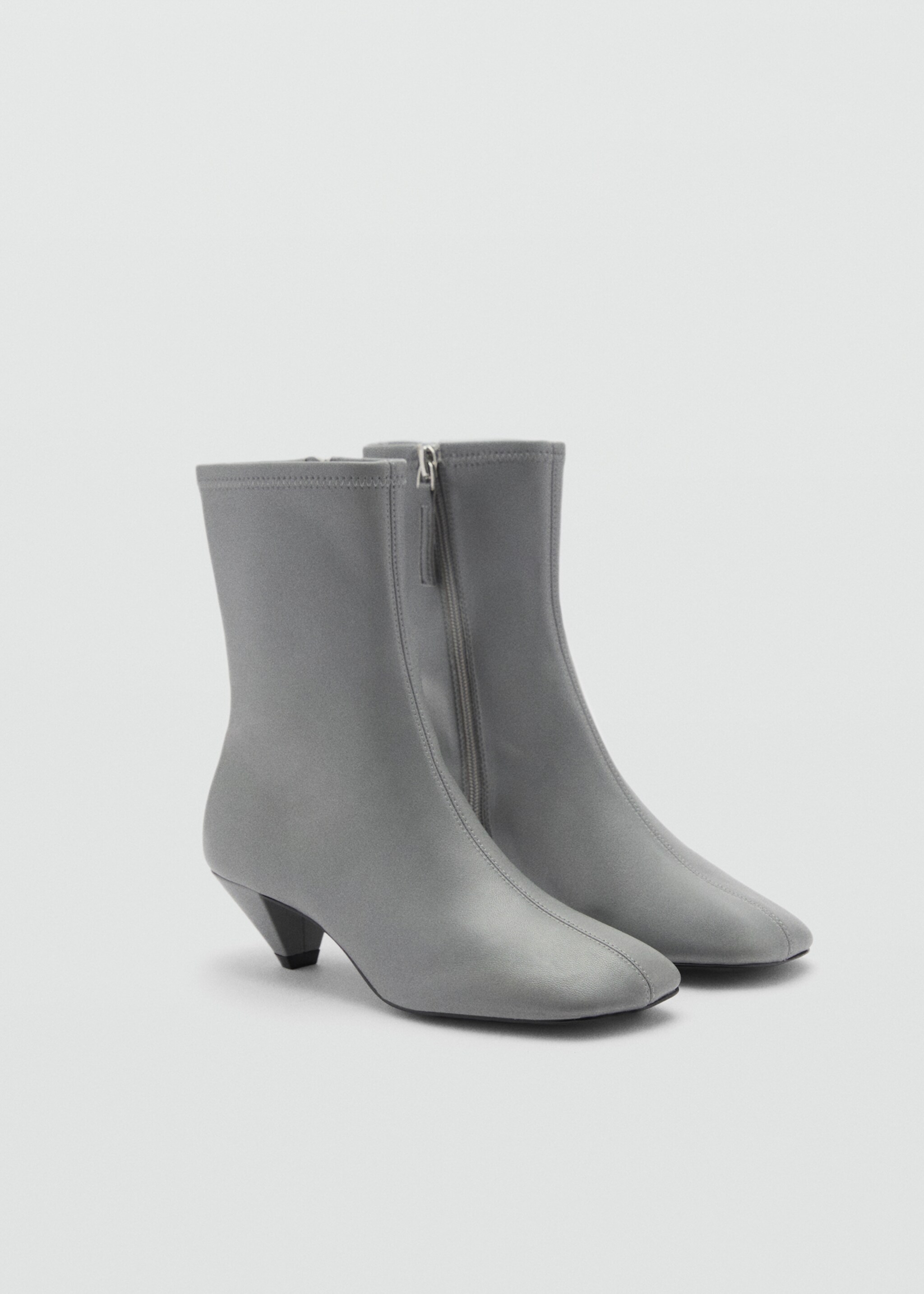 Bottines cuir bout carré - Plan moyen