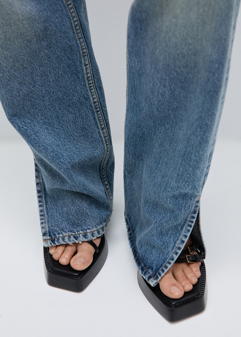 Medium-rise straight jeans with slits