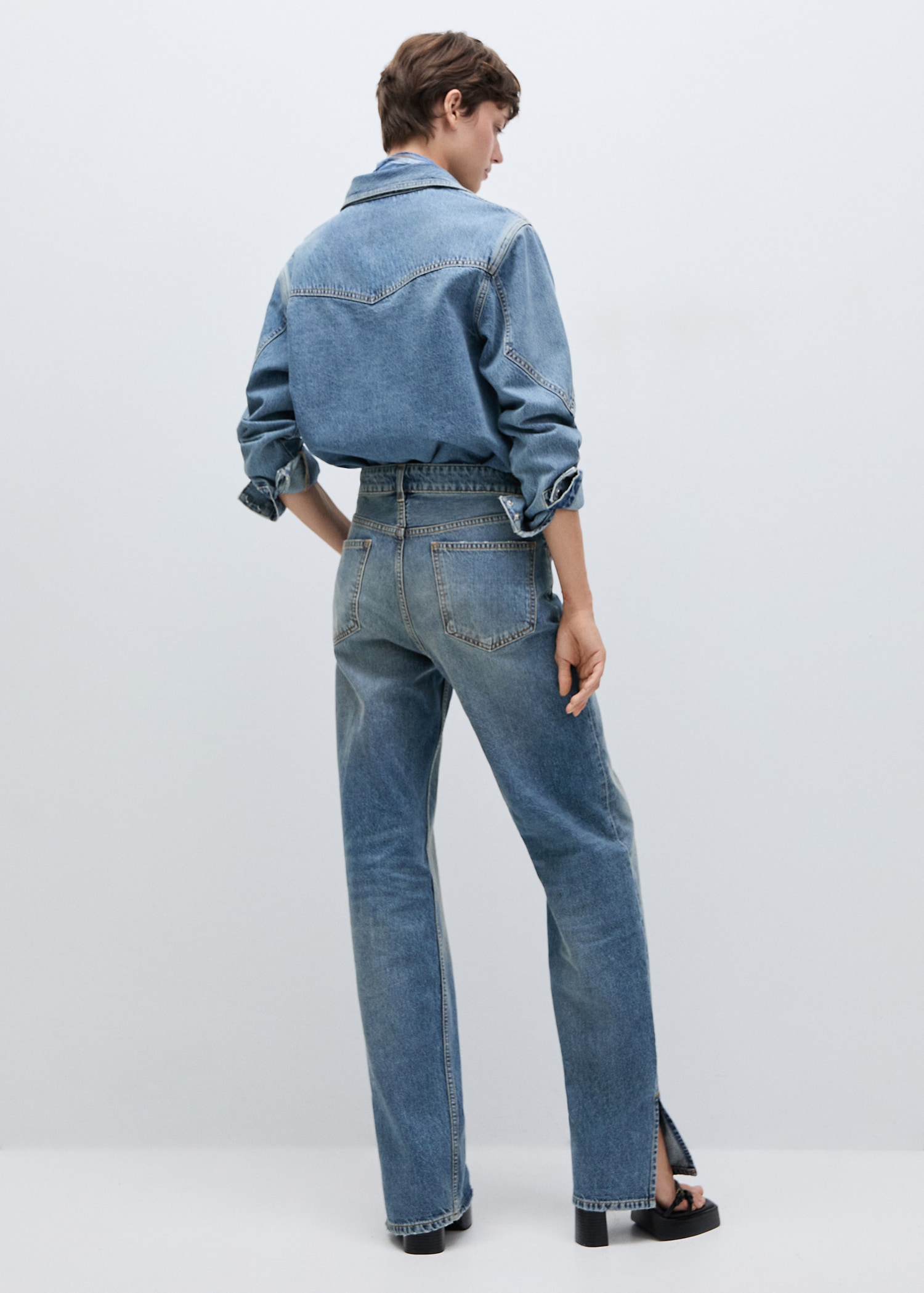 Medium-rise straight jeans with slits - Reverse of the article