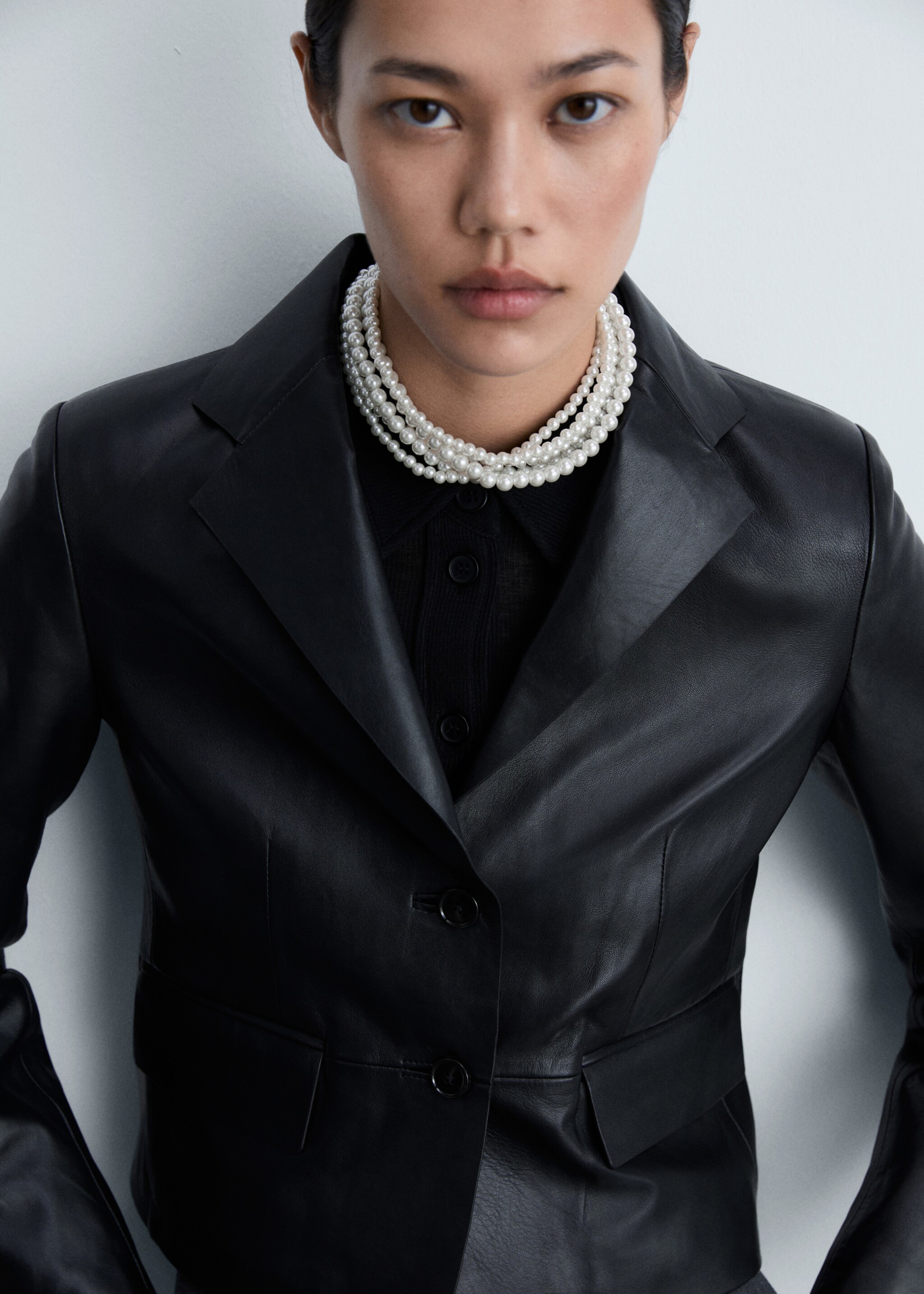 Multiple-strand pearl necklace - General plane