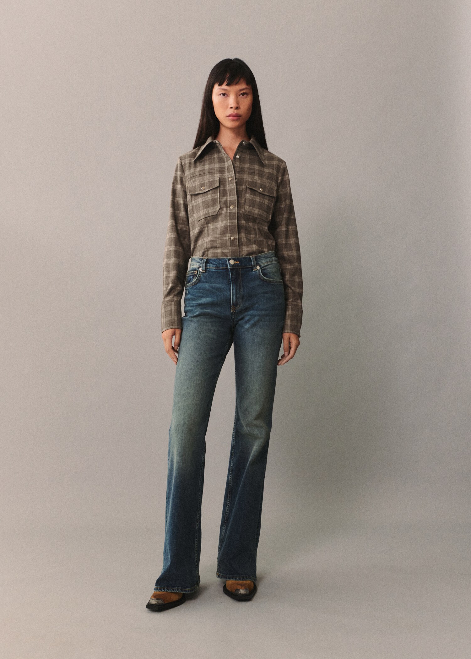 Jeans flare tiro alto - Plano general