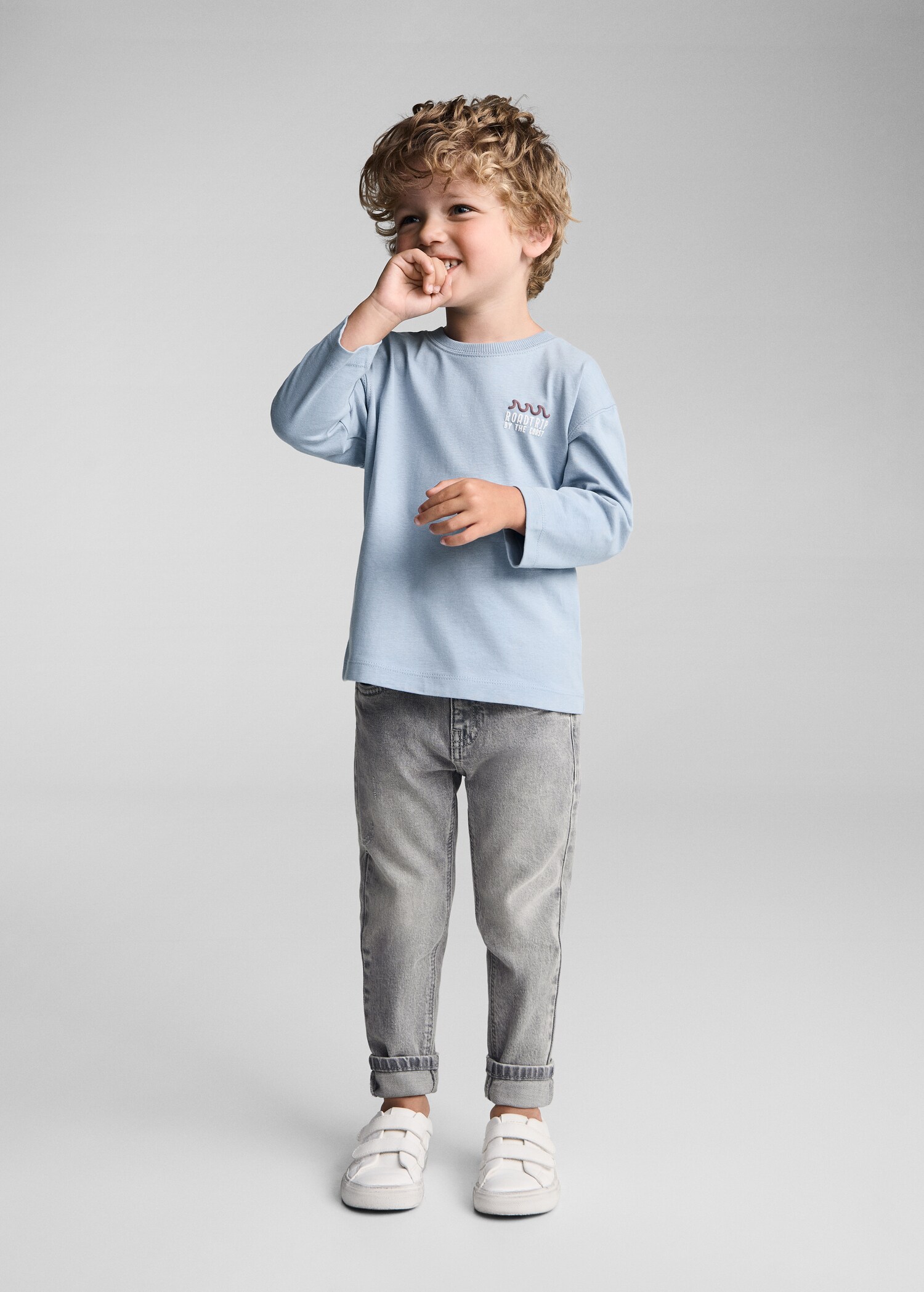 Long-sleeved t-shirt with embossed print - General plane