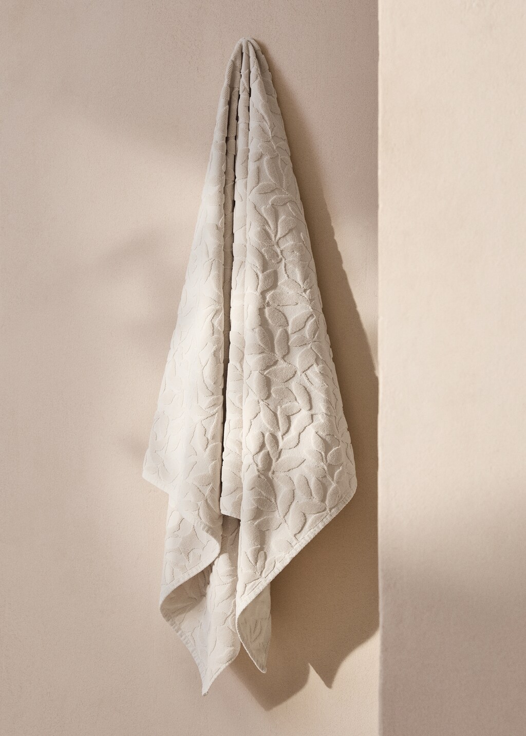Jacquard flower bath towel 90x150cm Home MANGO Ireland