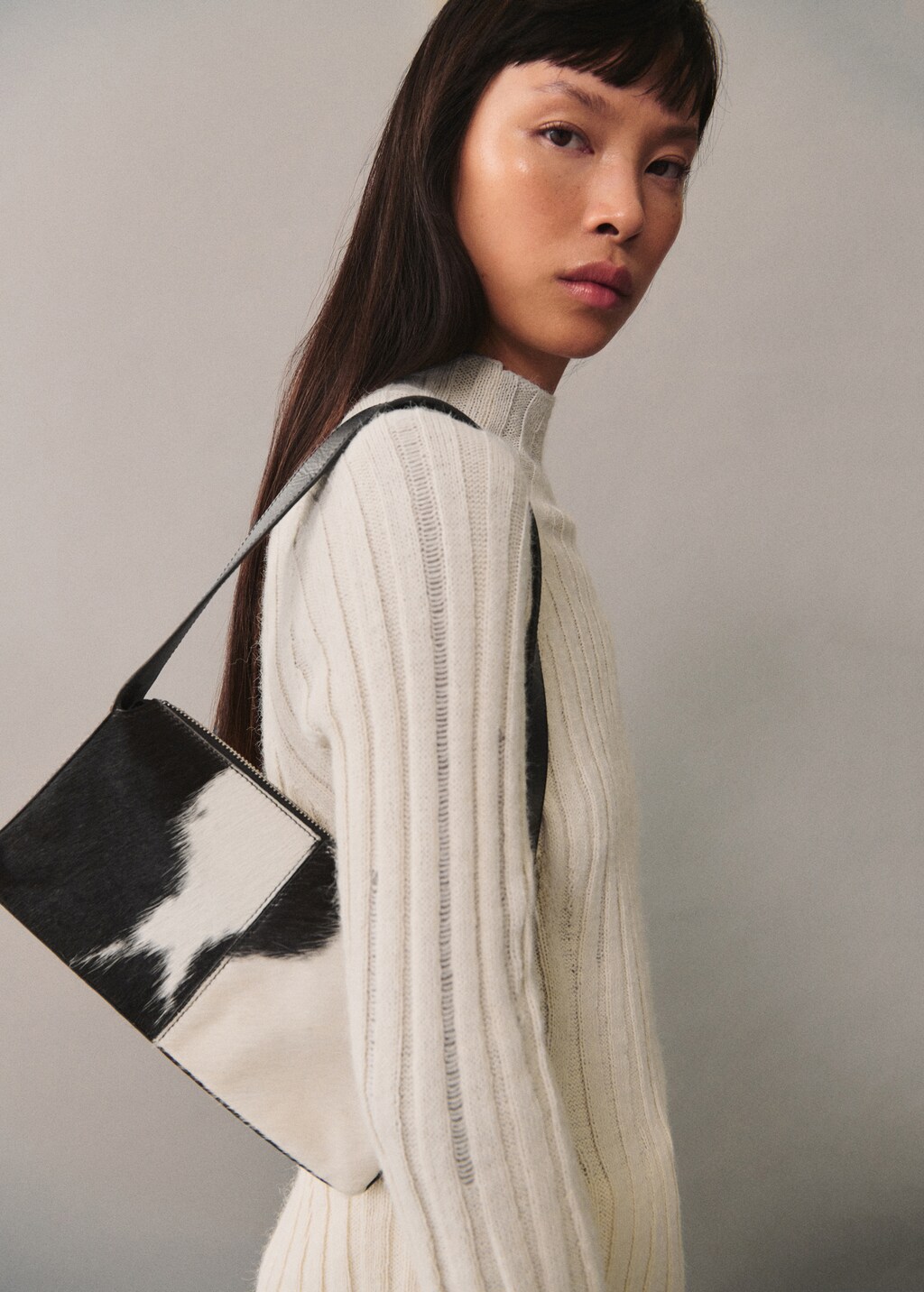 Cow leather shoulder bag | MANGO Japan