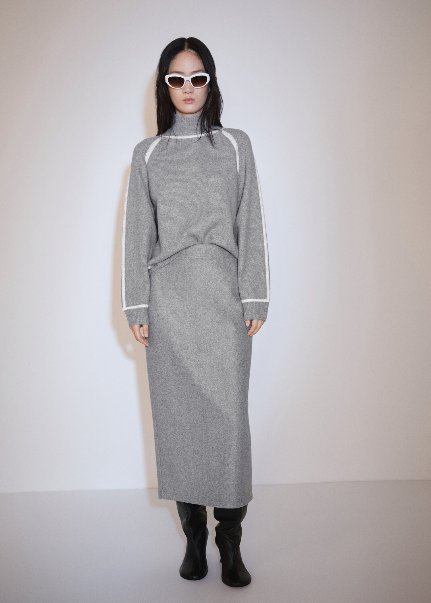 Turtleneck sweater with contrasting details - General plane