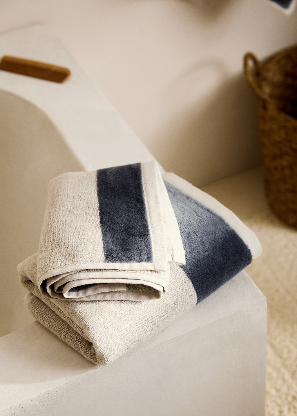 100 cotton hand towel with striped design 50x90cm Home MANGO Ireland