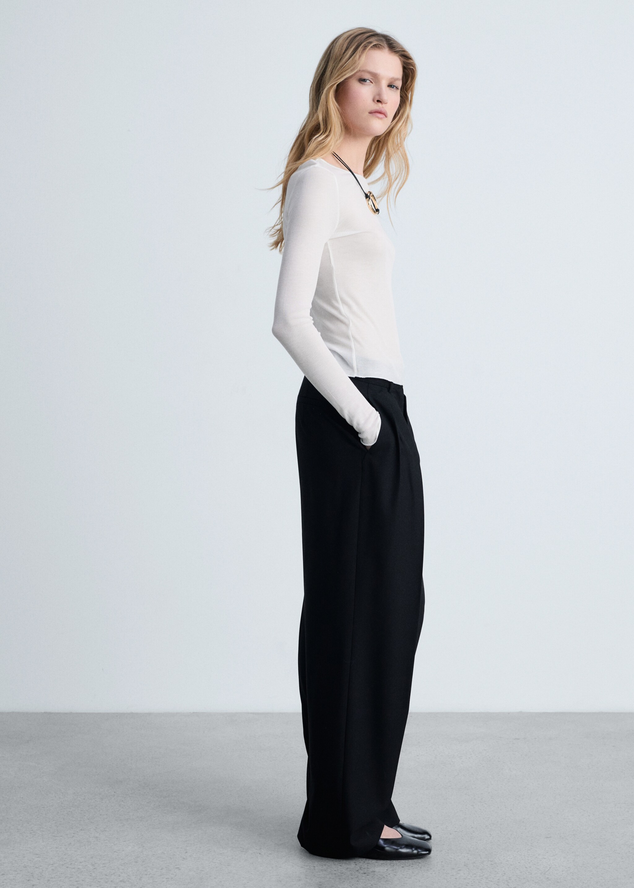Fine ribbed knit top - Общий план