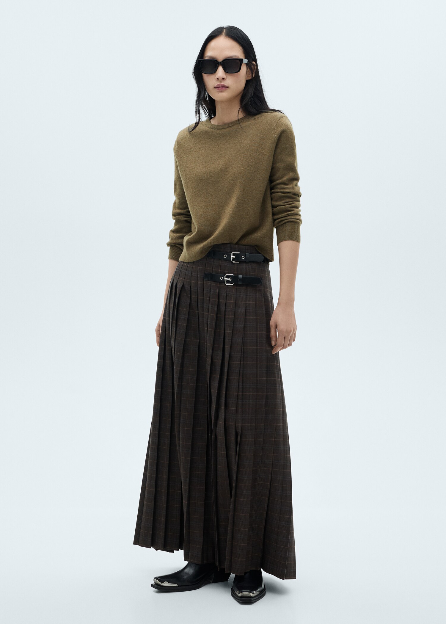 Round-neck knitted sweater - General plane