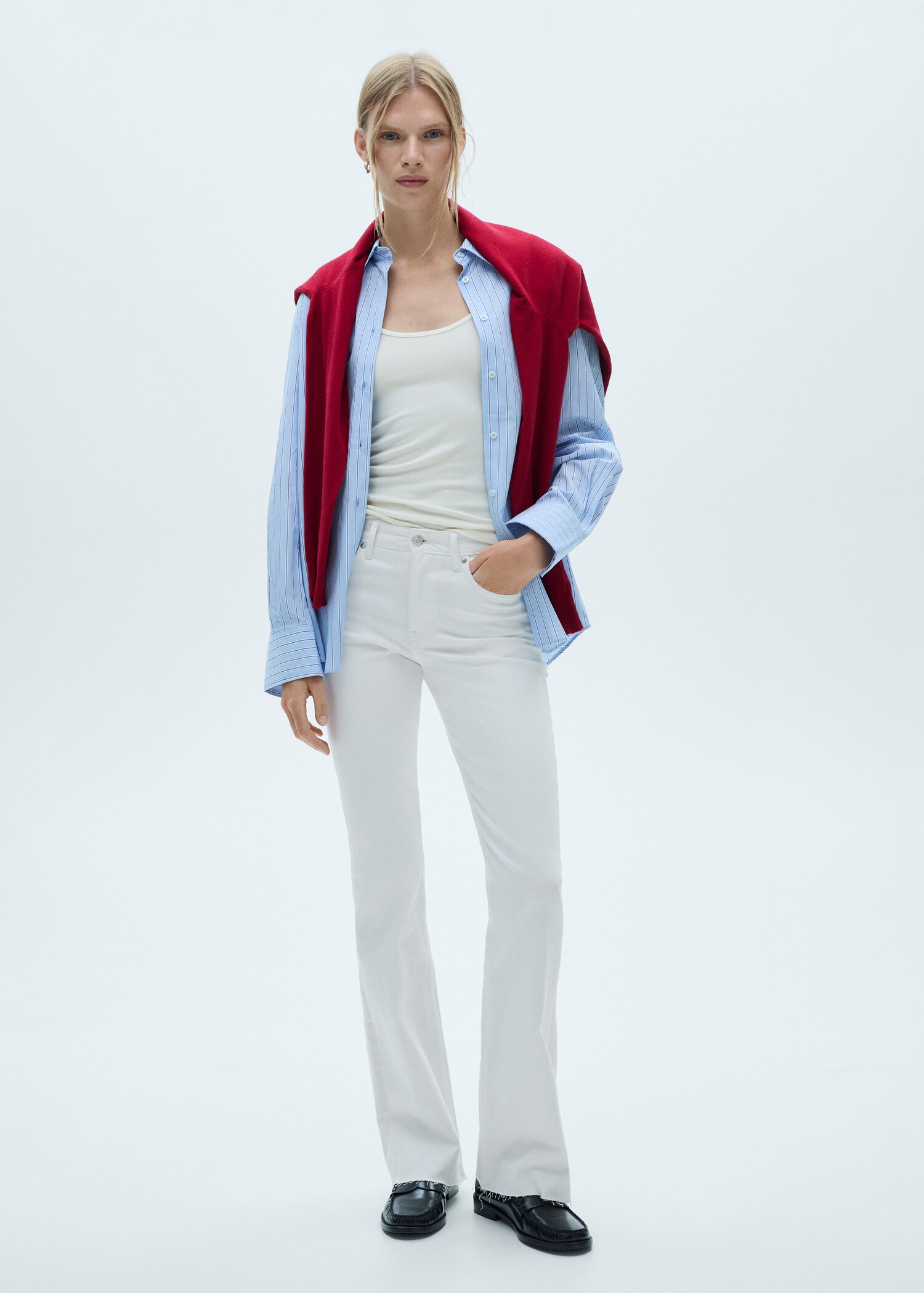 Jeans flare tiro medio - Plano general