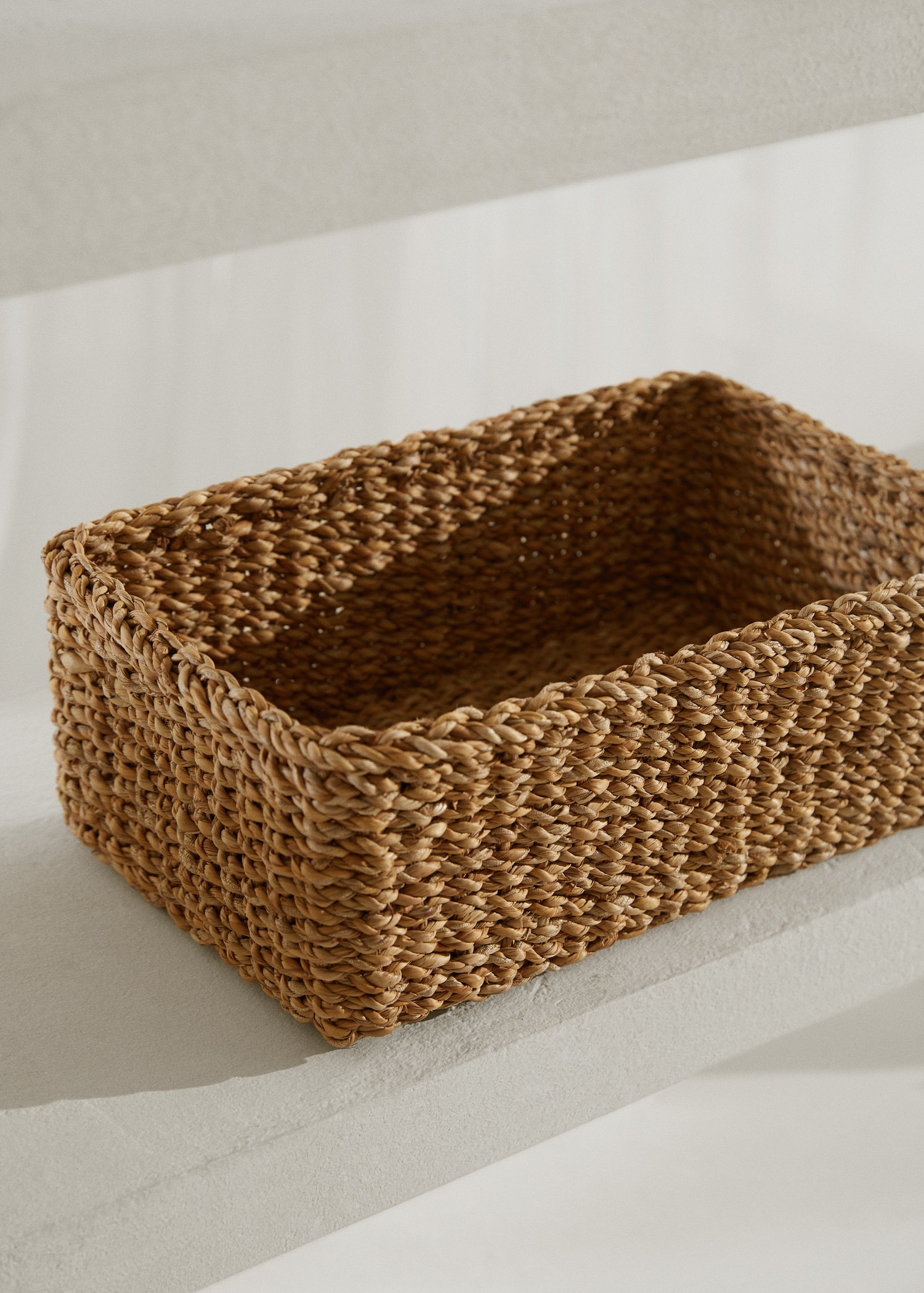 Large natural fibre braided basket - General plane