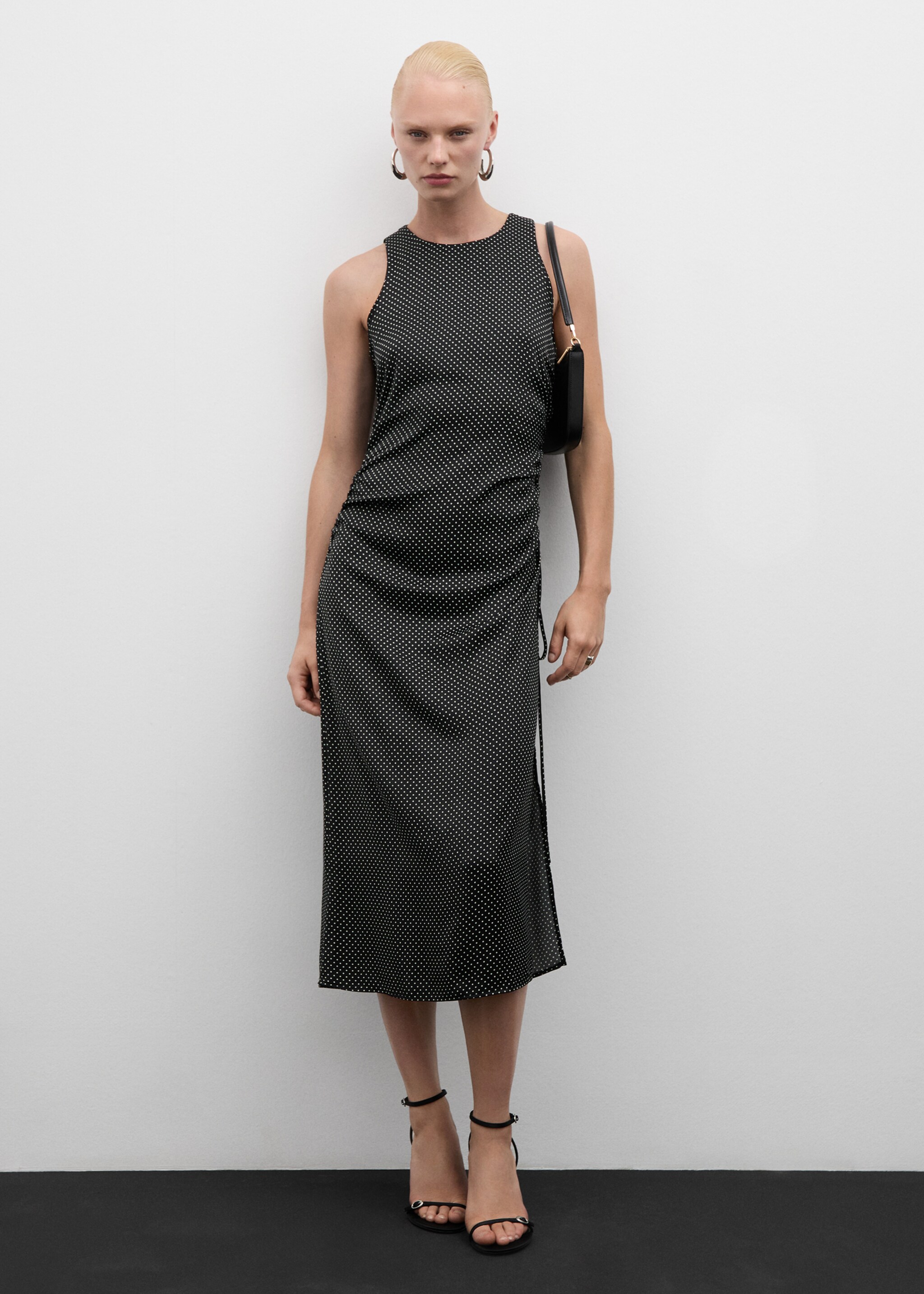 Vestido lunares fruncido lateral - Plano general