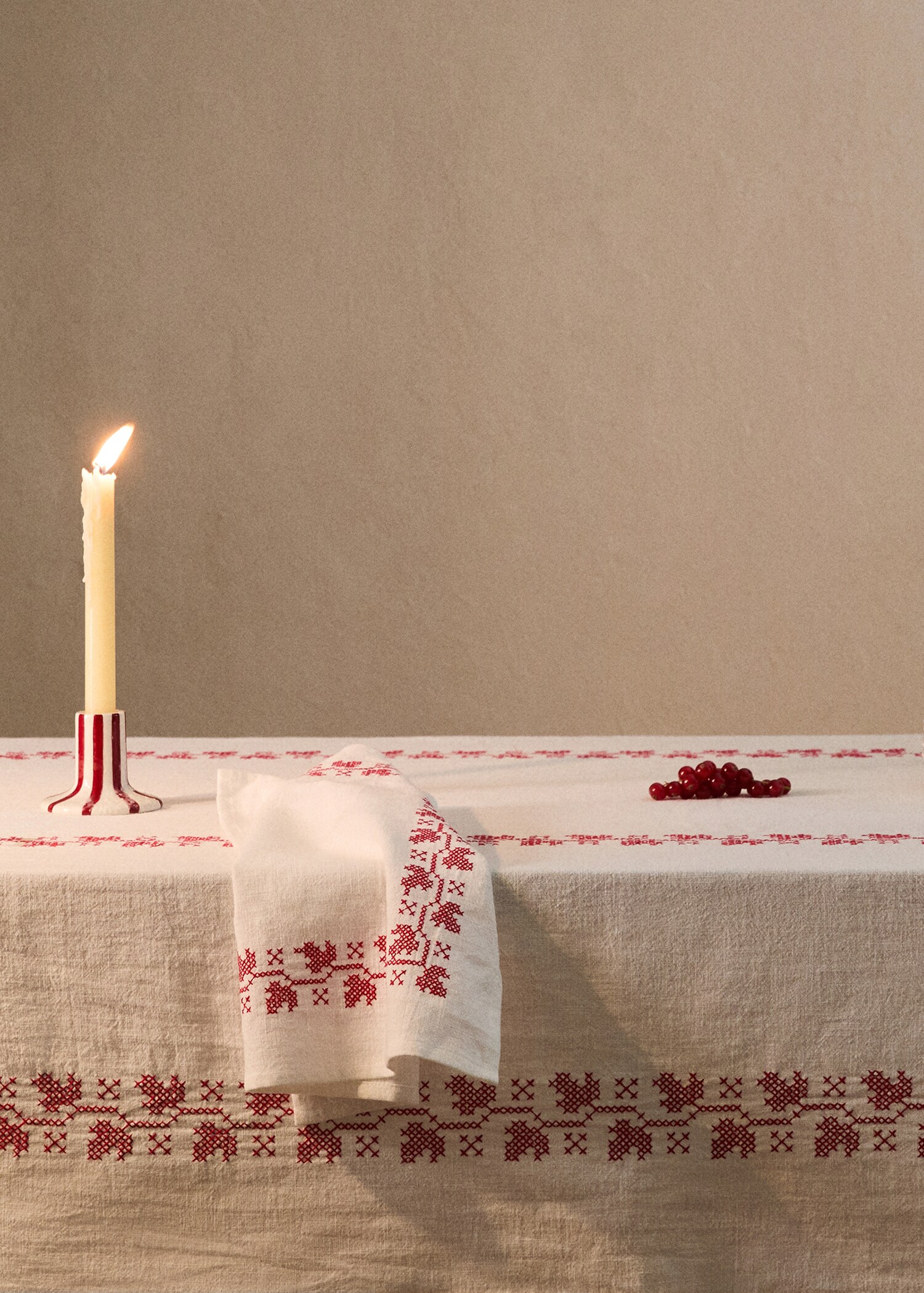 Tablecloth with embroidered detail 150x350 cm - General plane