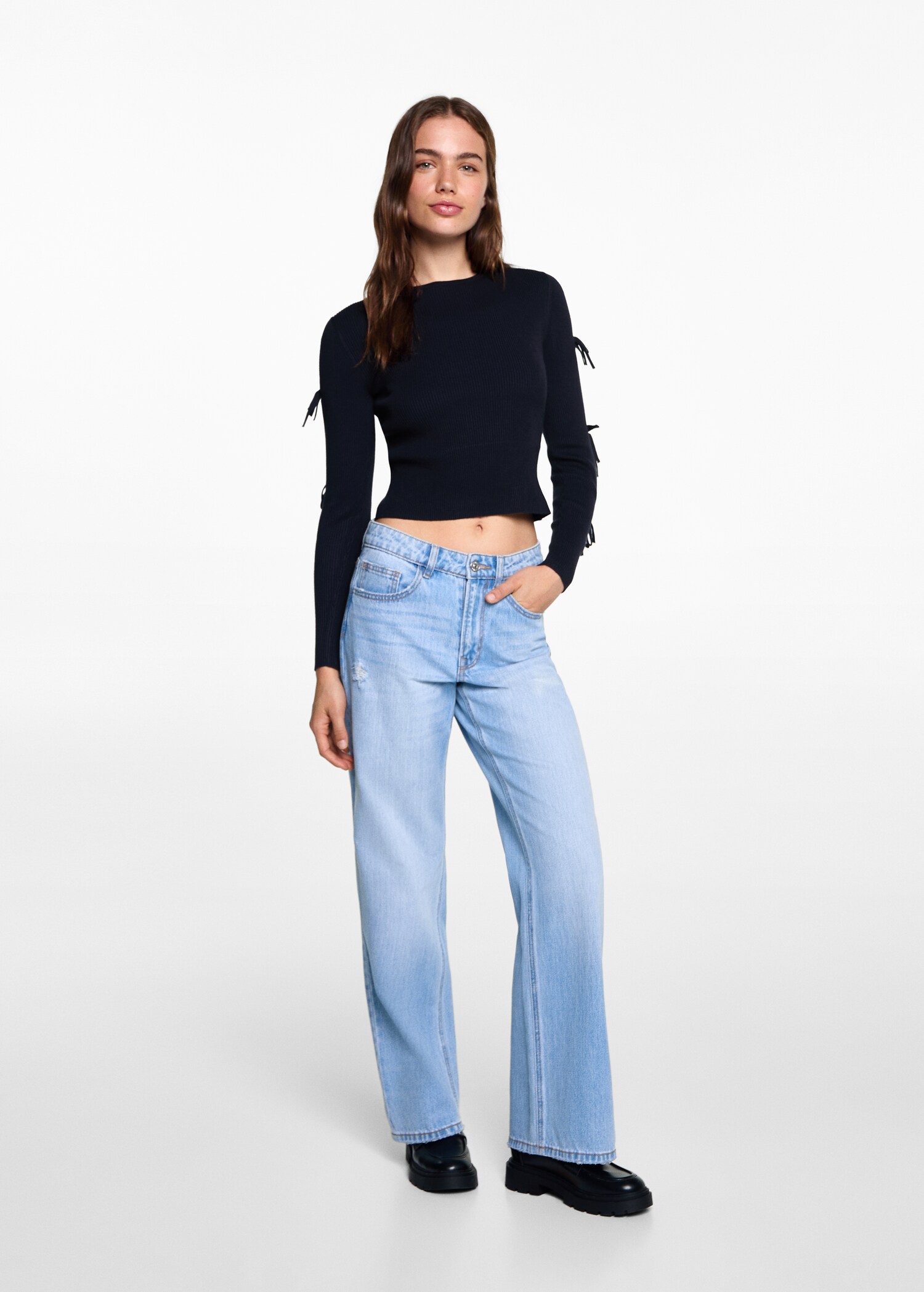 Sweater with bow openings - General plane